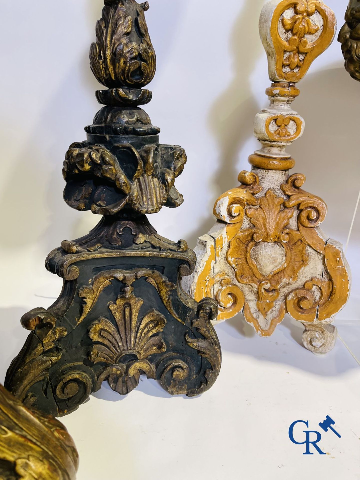 Lot of religious objects in wood and copper. 18th - 19th century. 4 candlesticks, a copper jardinier - Image 3 of 16