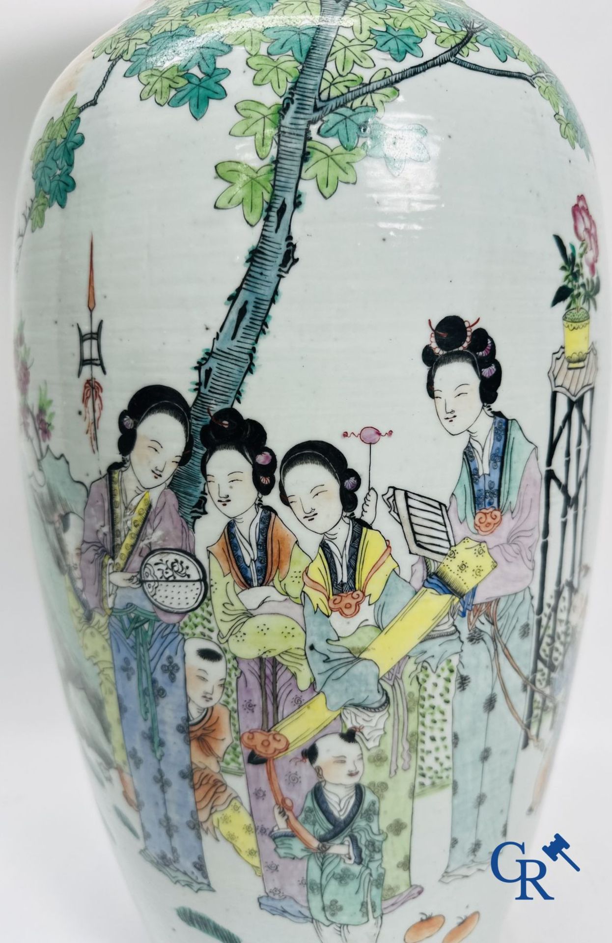 Chinese Porcelain: Chinese vase with a double decor of characters and antiques. - Bild 12 aus 17