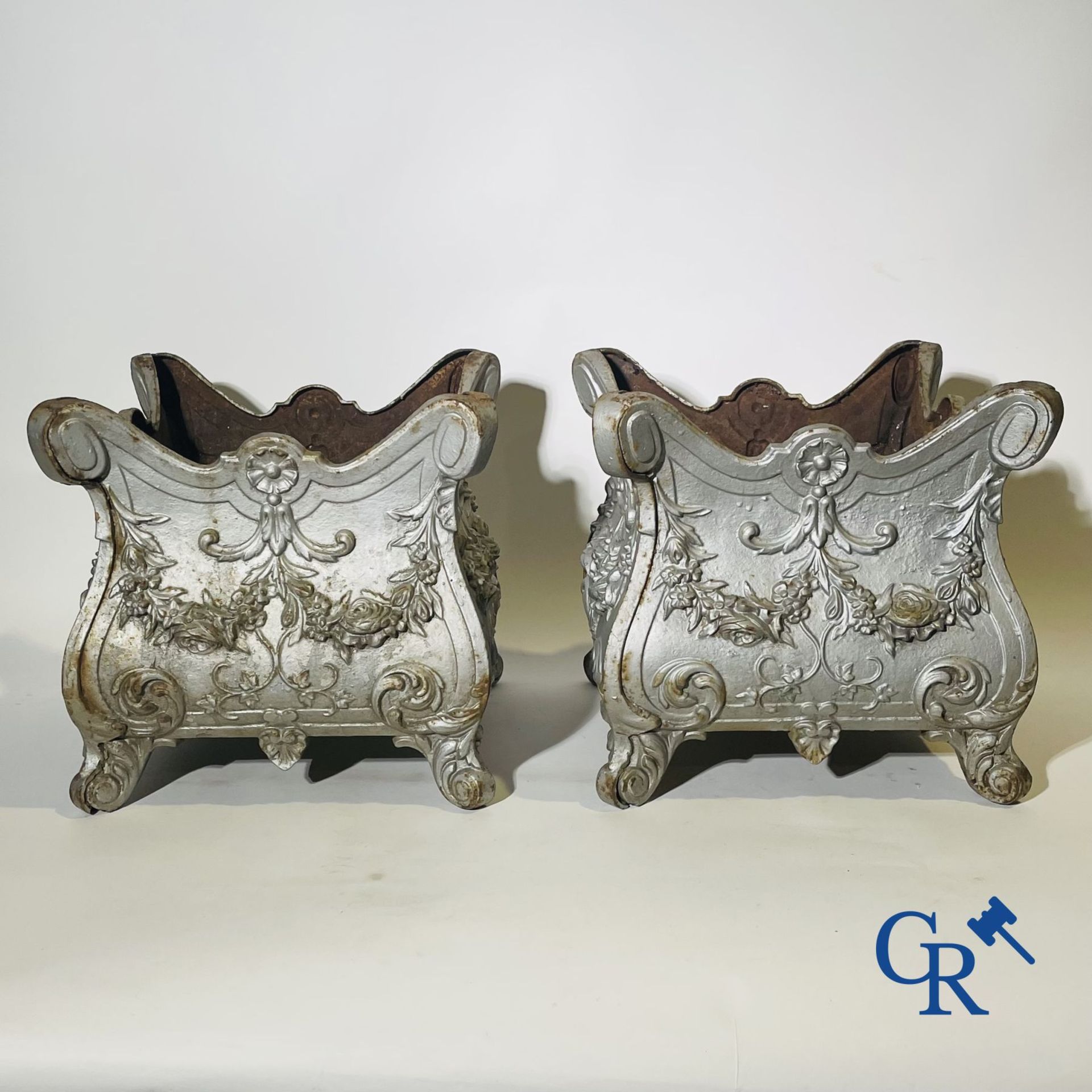 2 cast iron garden vases. LXVI style. 19th century. - Bild 2 aus 6