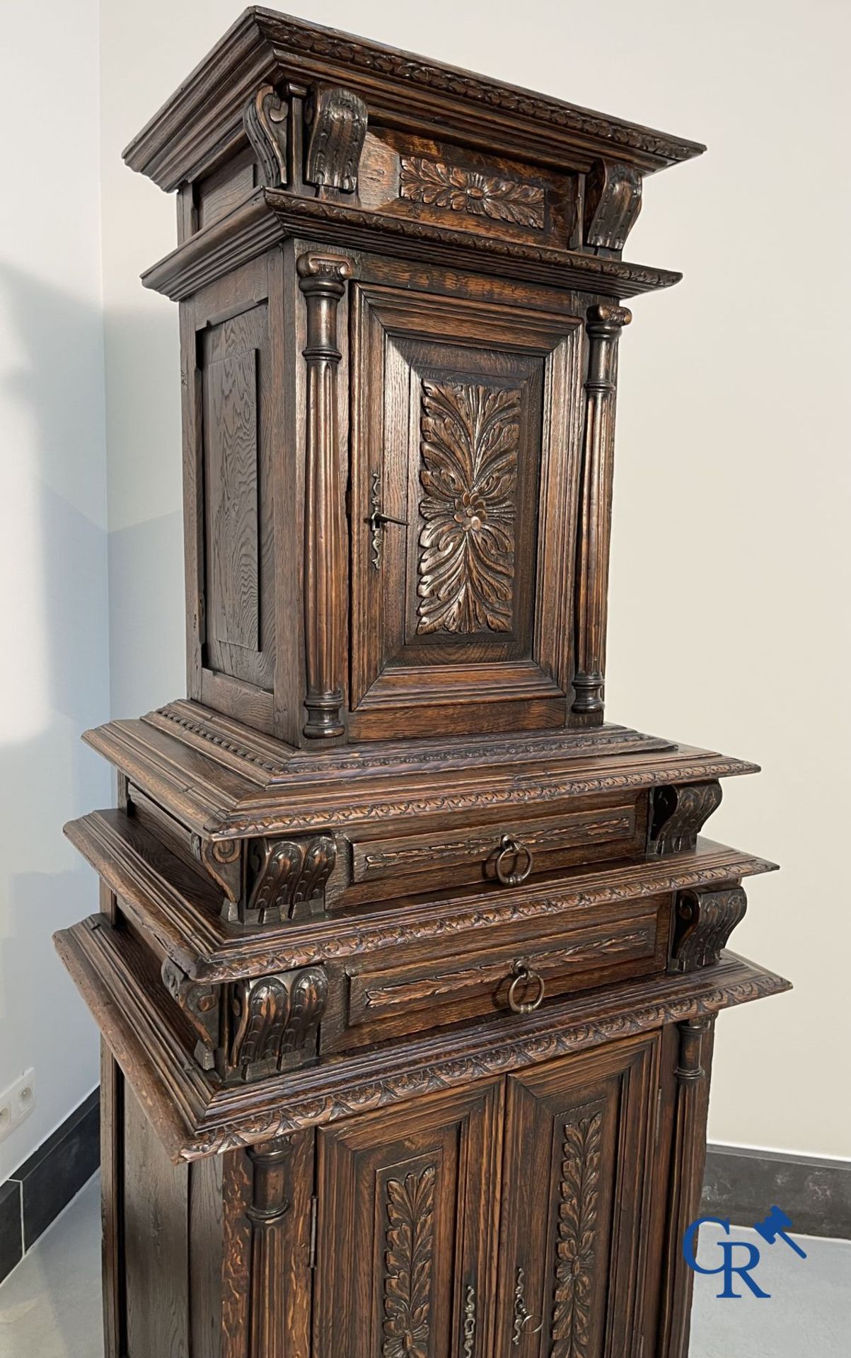 Furniture: An oak sacristy credence. - Image 4 of 15