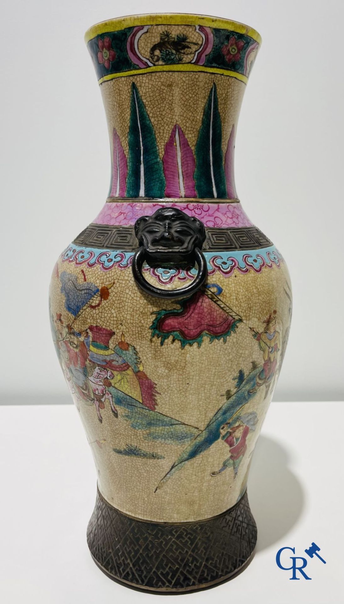 Asian art: A Chinese Nanking famille rose crackle vase with warrior decor. 19th century. - Image 11 of 13