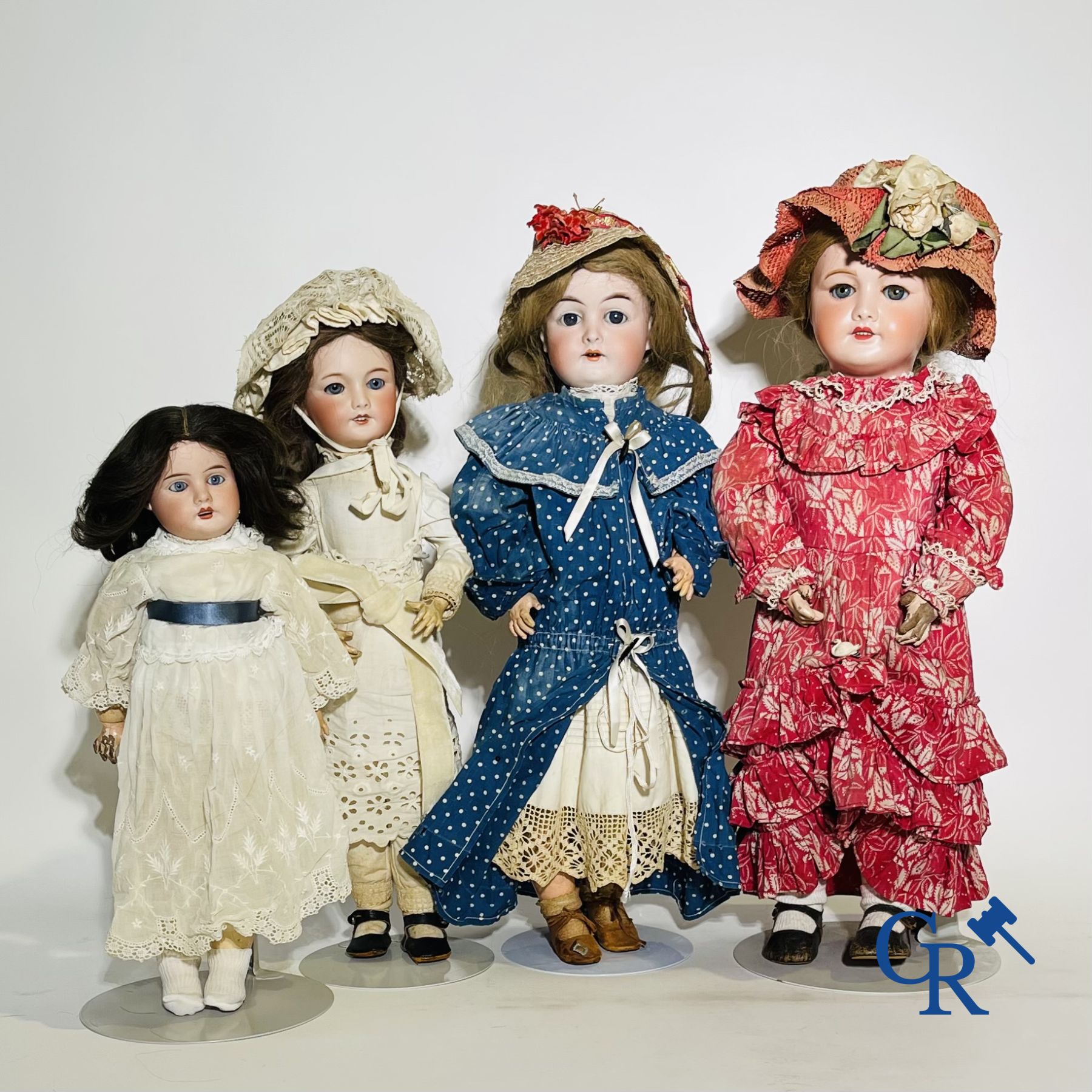 Toys: antique dolls: 4 antique dolls with porcelain head.