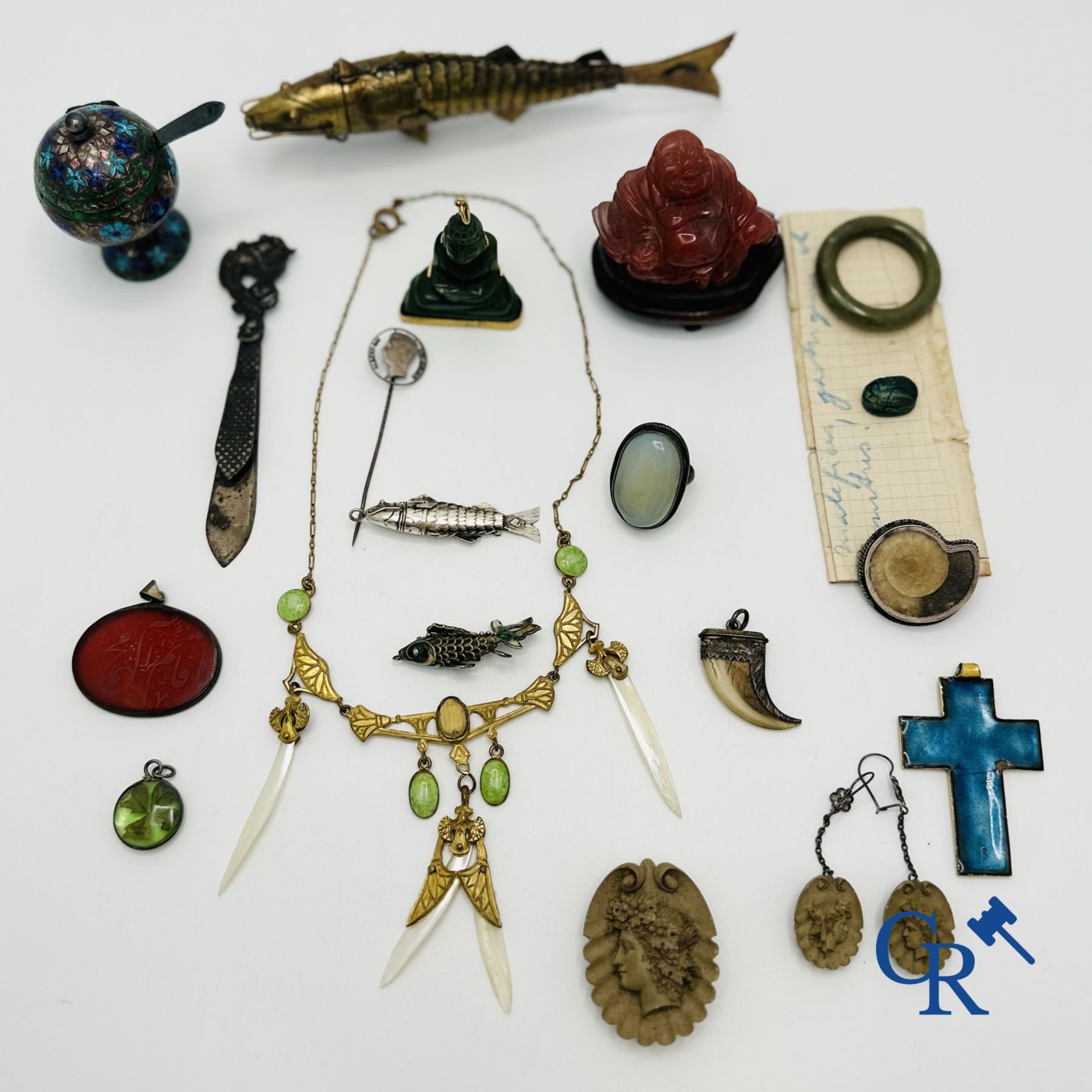Lot consisting of display case objects and fantasy jewels.