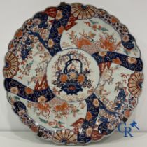 Asian Art: An imposing dish in imari porcelain. 19th century.