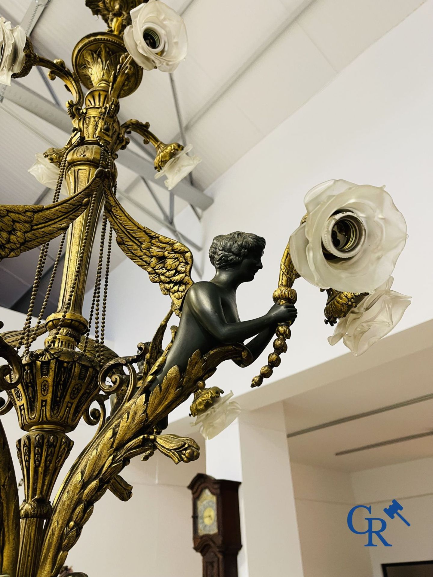 Chandelier: A large bronze chandelier in empire style. Period 1920. - Bild 3 aus 5