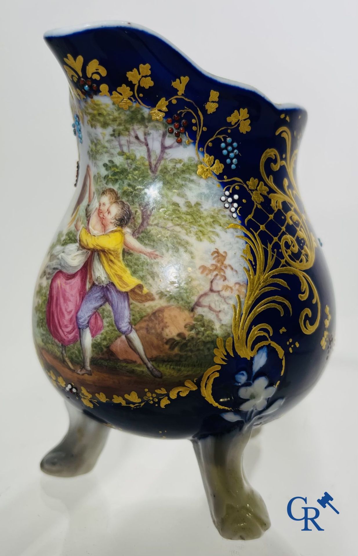 Vincennes 18th century. A three-legged milk jug in soft porcelain with lapis blue background. - Bild 11 aus 15