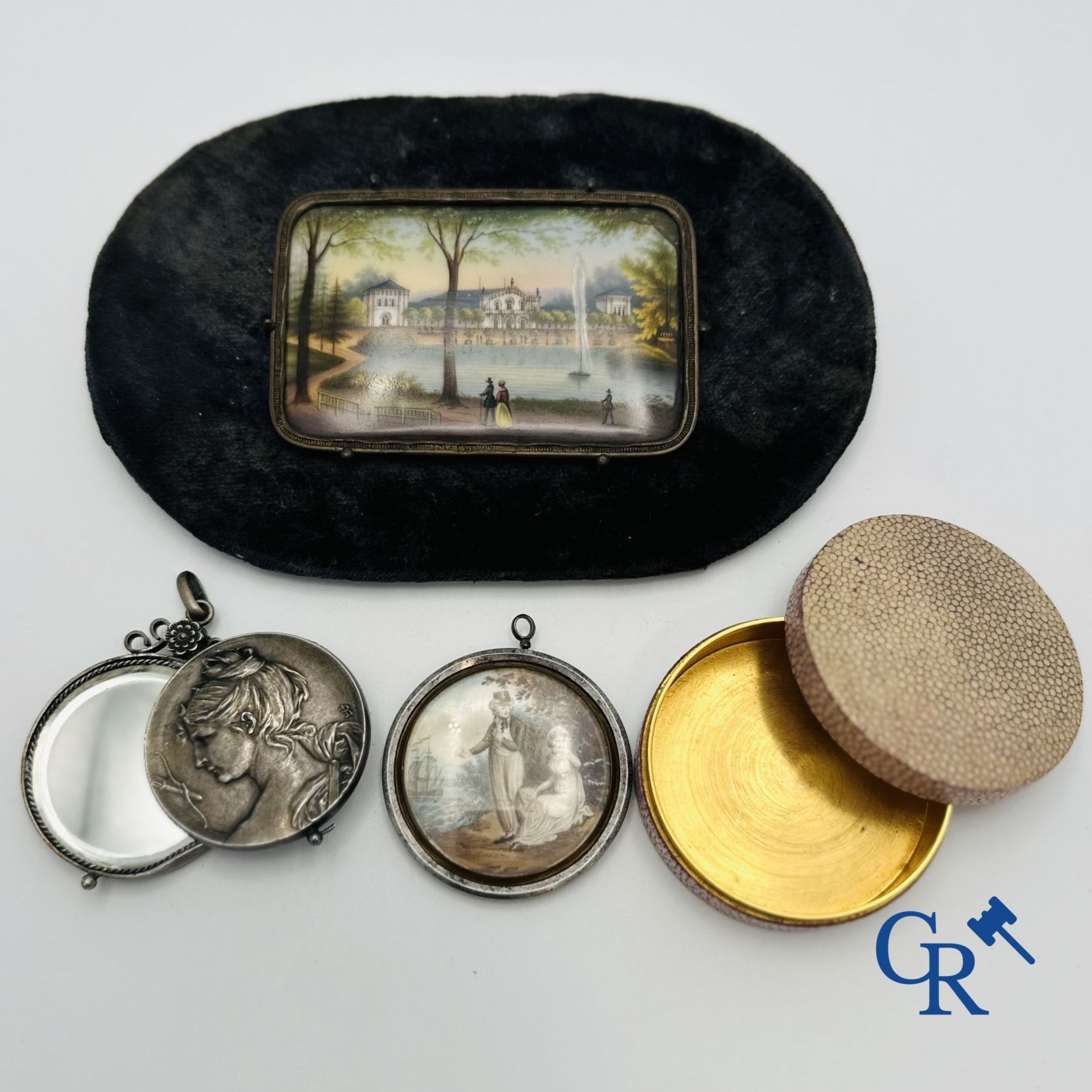 Jewellery/Display case objects: Lot consisting of a miniature painting, 2 pendants and a box - Bild 2 aus 3