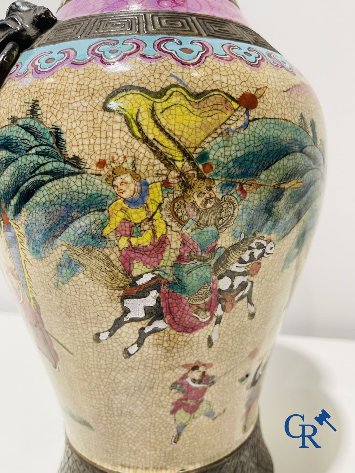 Asian art: A Chinese Nanking famille rose crackle vase with warrior decor. 19th century. - Image 6 of 13