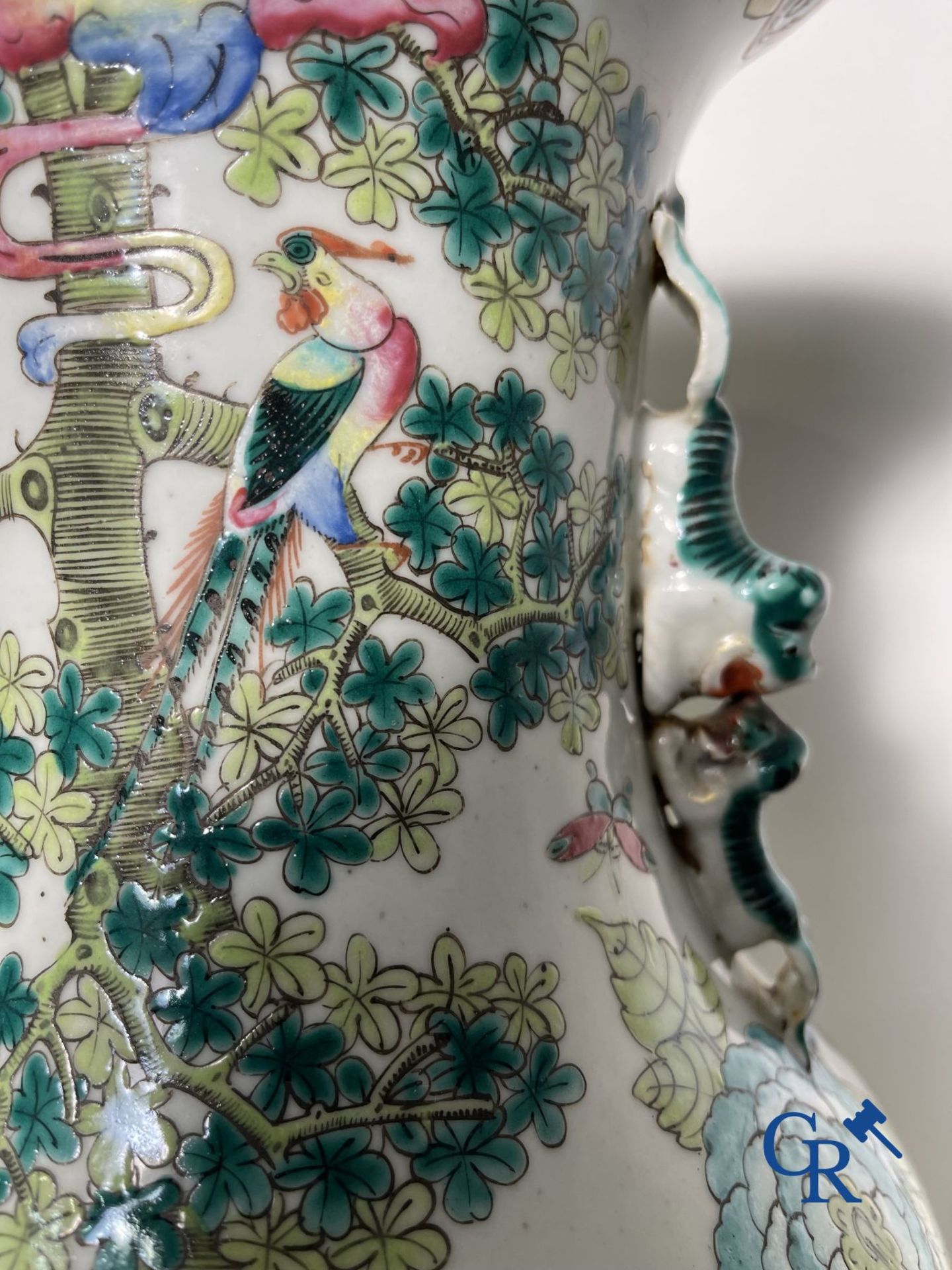 Asian Art: Vase in Chinese famille rose porcelain with decor of birds and peonies. 19th century. - Bild 9 aus 12