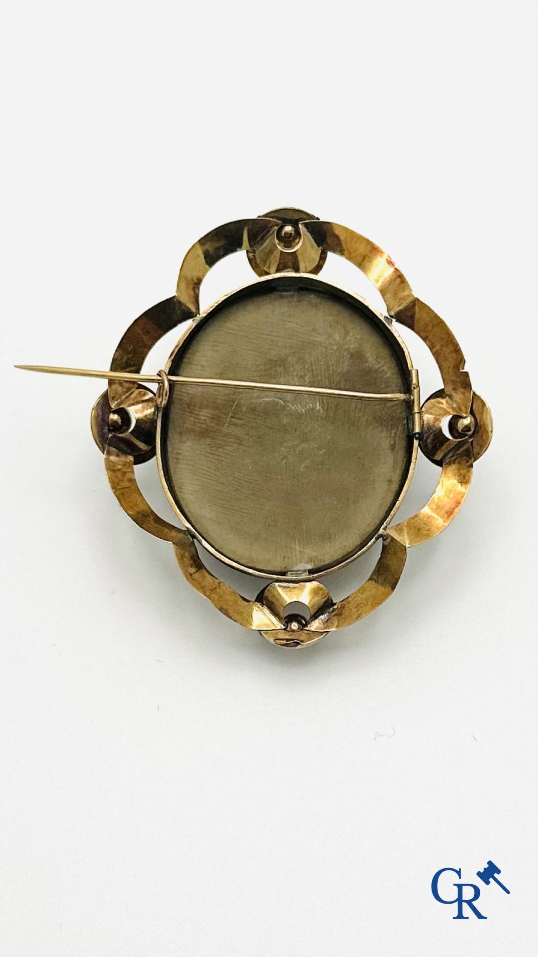 Jewellery: Large gold brooch 18K (750°/00) with a representation of a goddess. (good condition - mar - Image 5 of 6