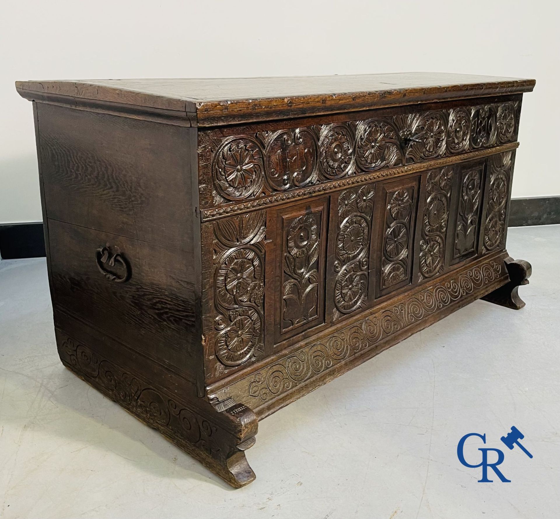 Furniture: Large sculpted oak chest. England, dated 1810. - Bild 2 aus 19