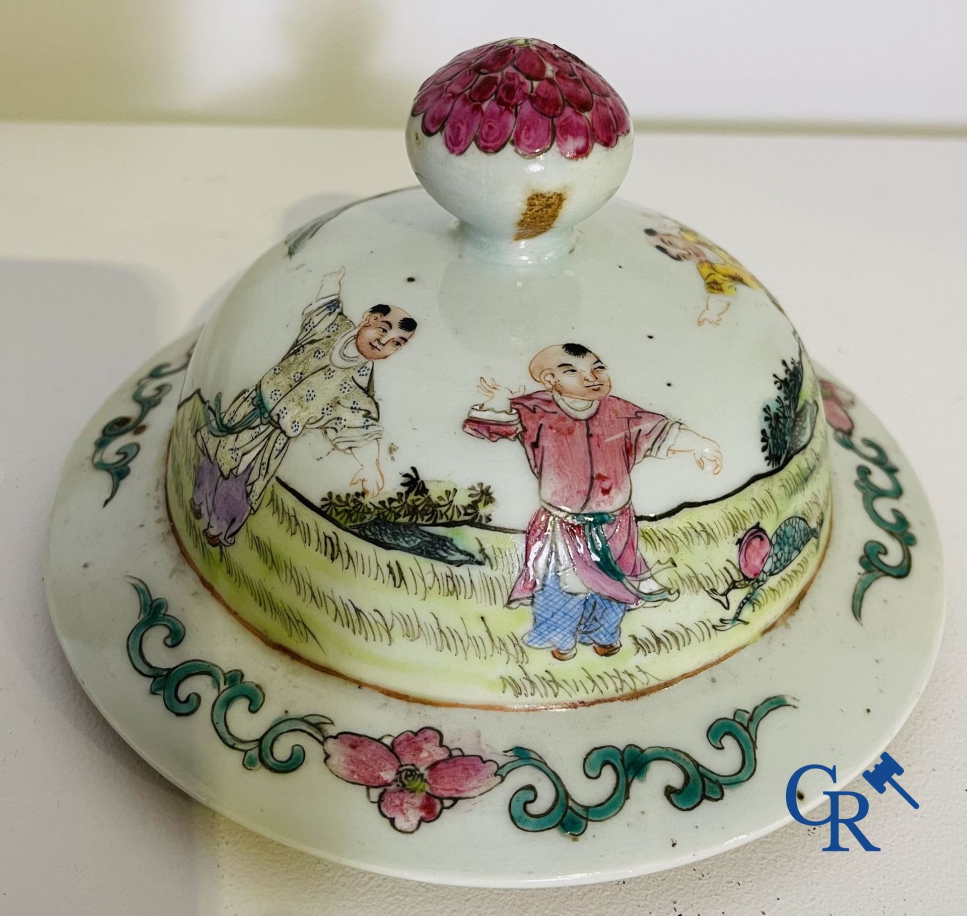 Chinese Porcelain: A Chinese famille rose lidded vase depicting Shou Lao. - Bild 15 aus 21