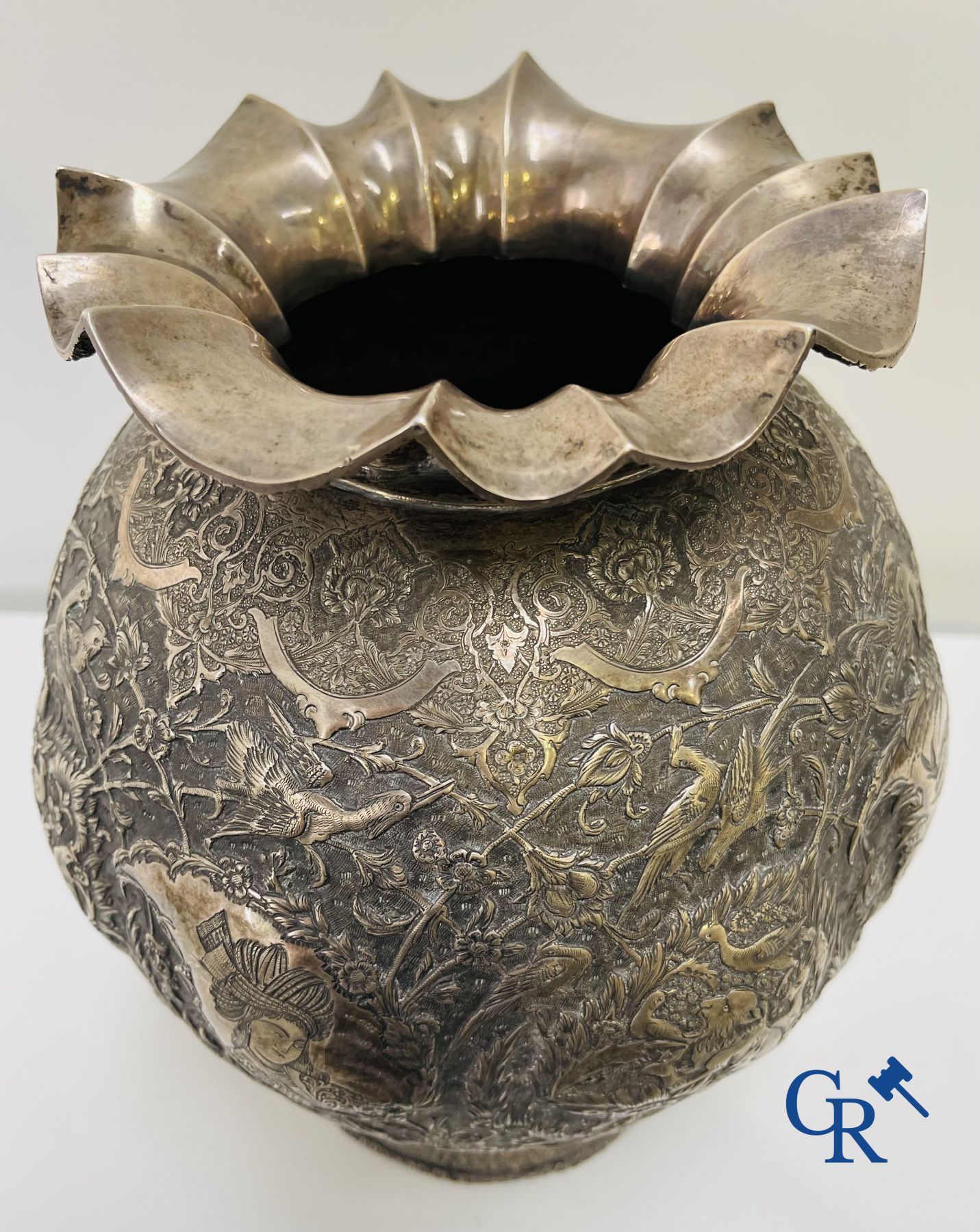 Silver: Vase in silver (Iran?) with a fine decor of birds, forest animals and characters. - Bild 9 aus 12