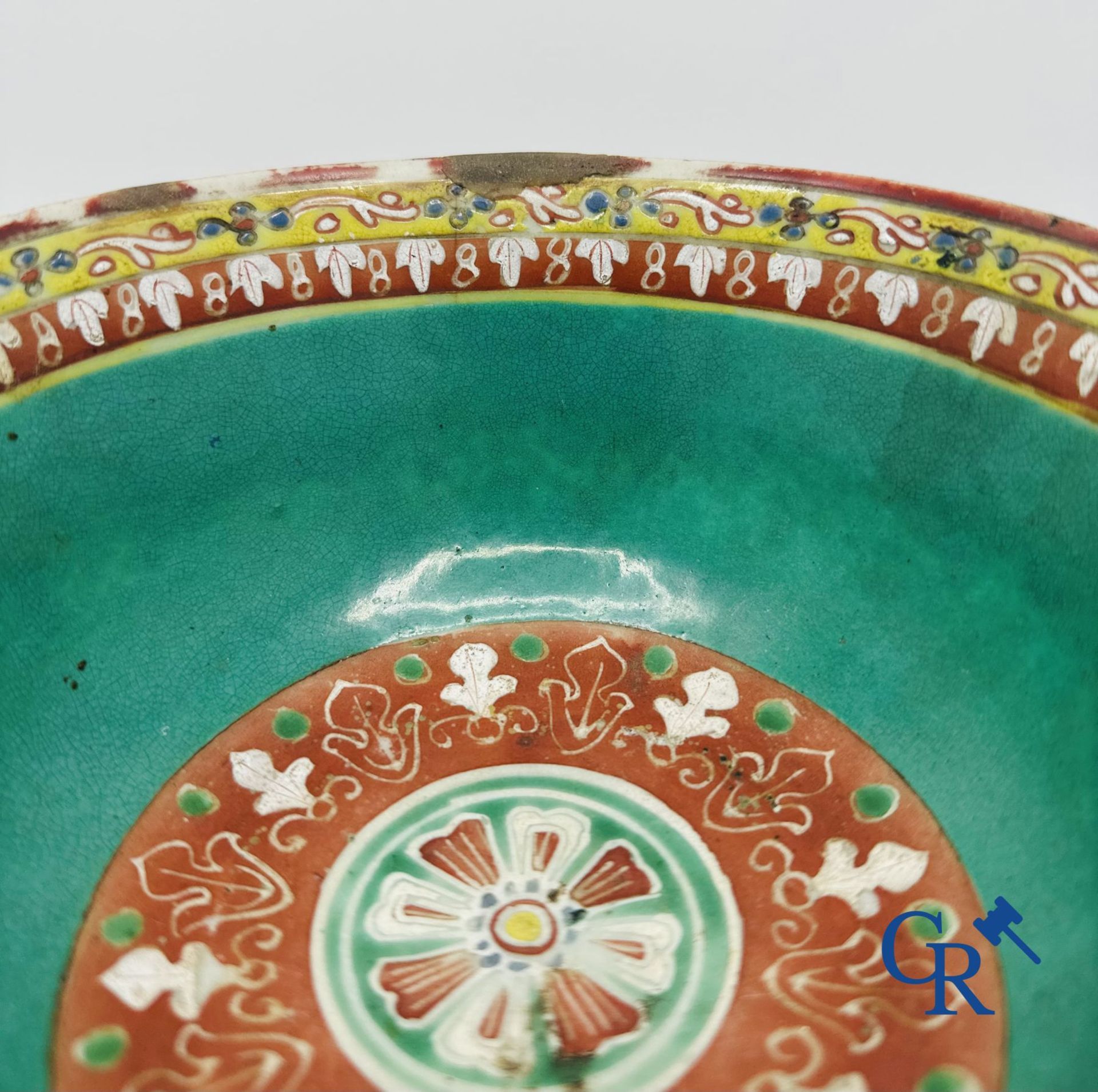 A Chinese bowl in Bencharong porcelain. 19th century. - Bild 3 aus 7