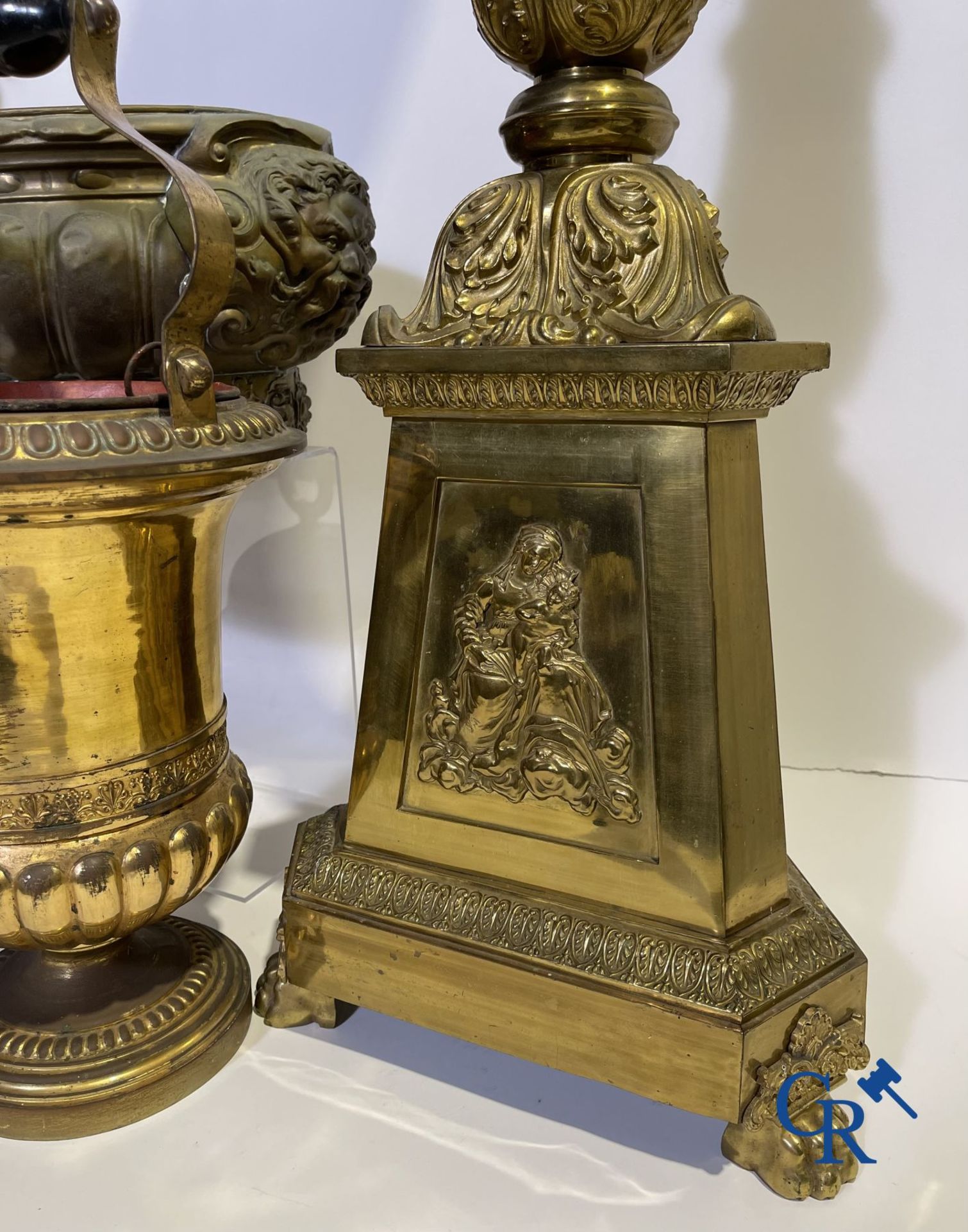 Lot of religious objects in wood and copper. 18th - 19th century. 4 candlesticks, a copper jardinier - Image 6 of 16