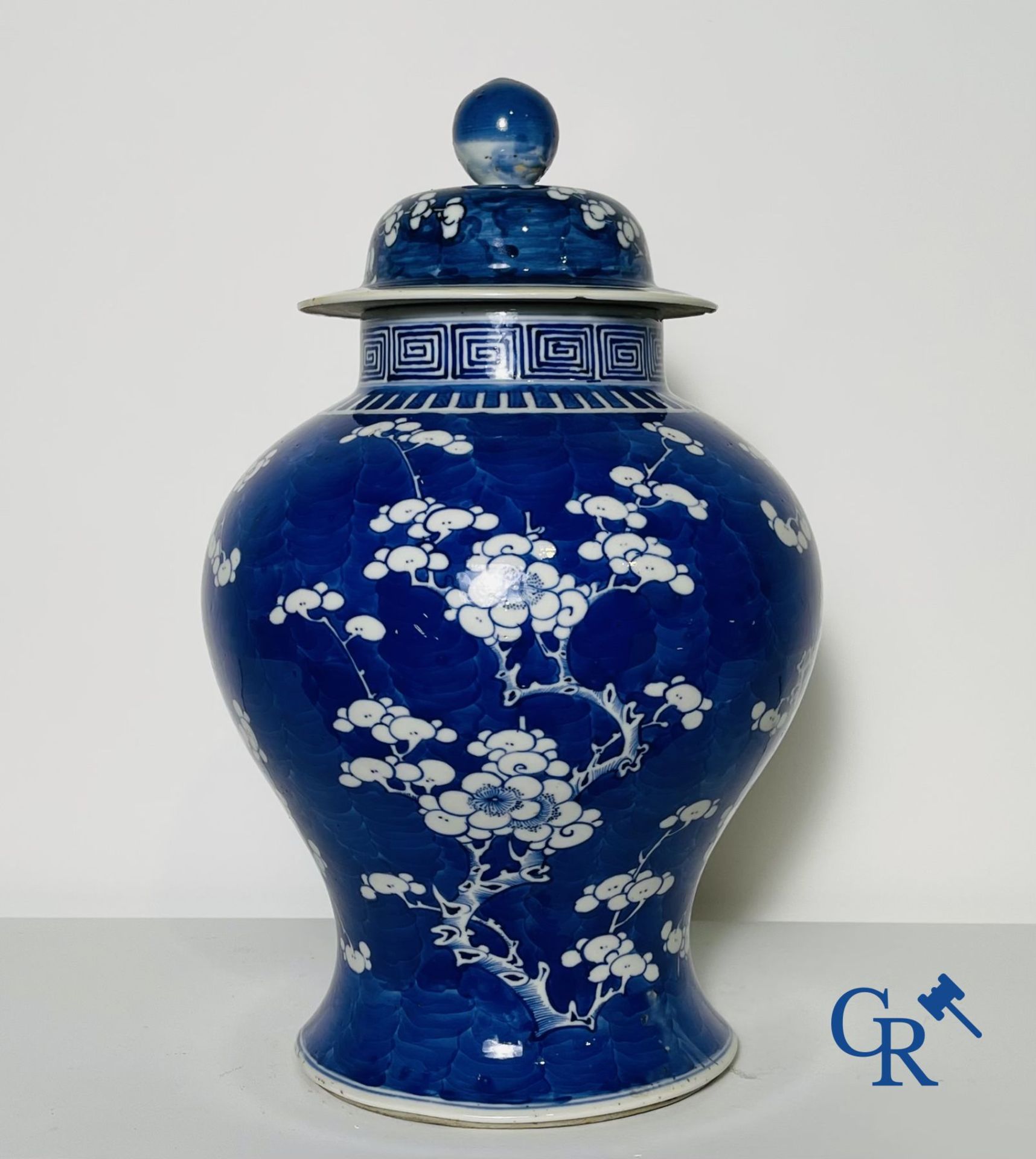 Chinese porcelain: a blue and white lid vase and a few ginger jars. - Image 3 of 16