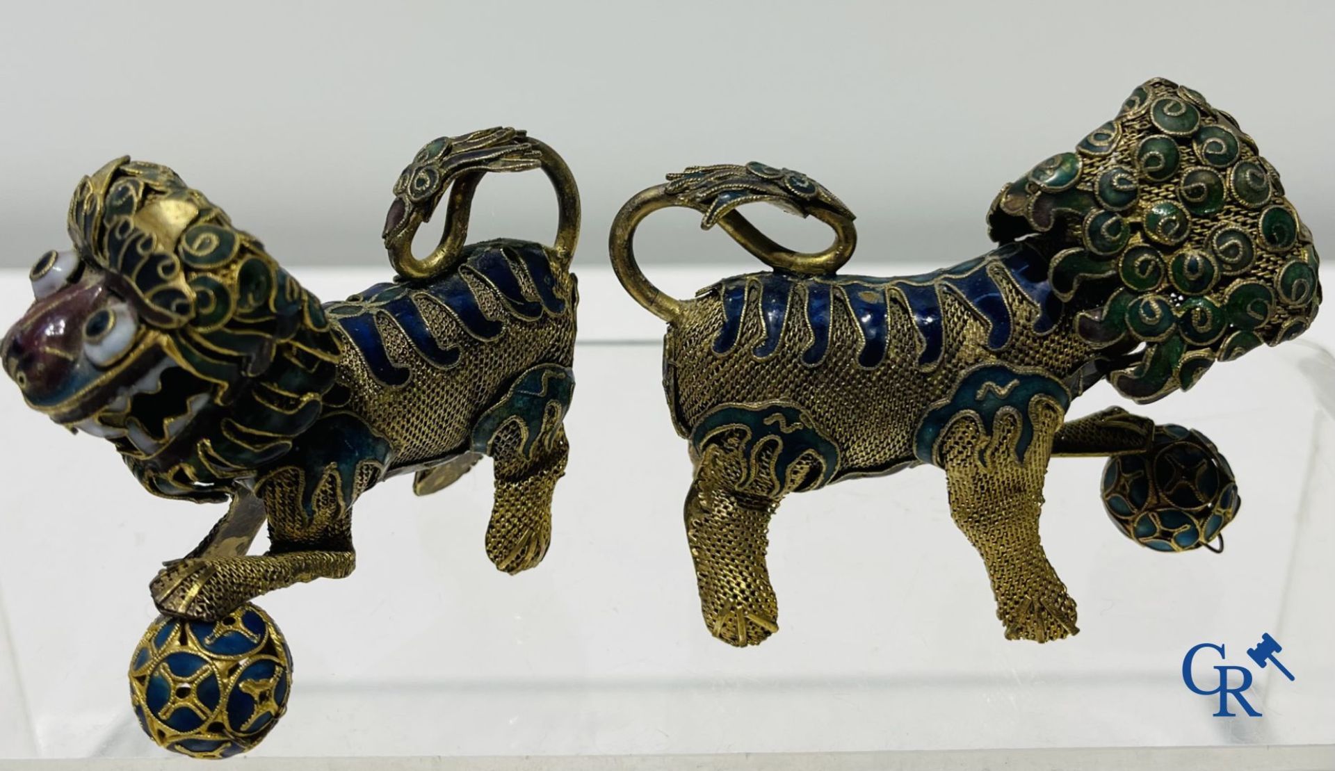A lot with various silver objects and a pair of Buddhist enamelled copper lions. - Image 4 of 14