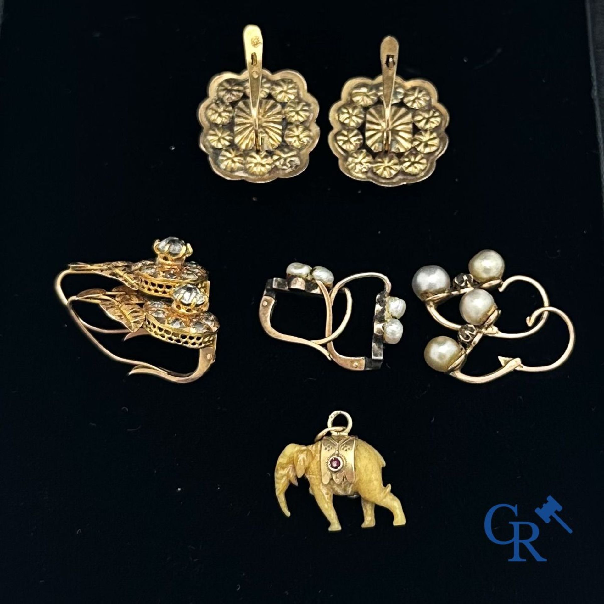 Jewellery: Lot of 2 pairs of earrings 18K, 2 pairs of small earrings 18K and a charm. - Bild 2 aus 3