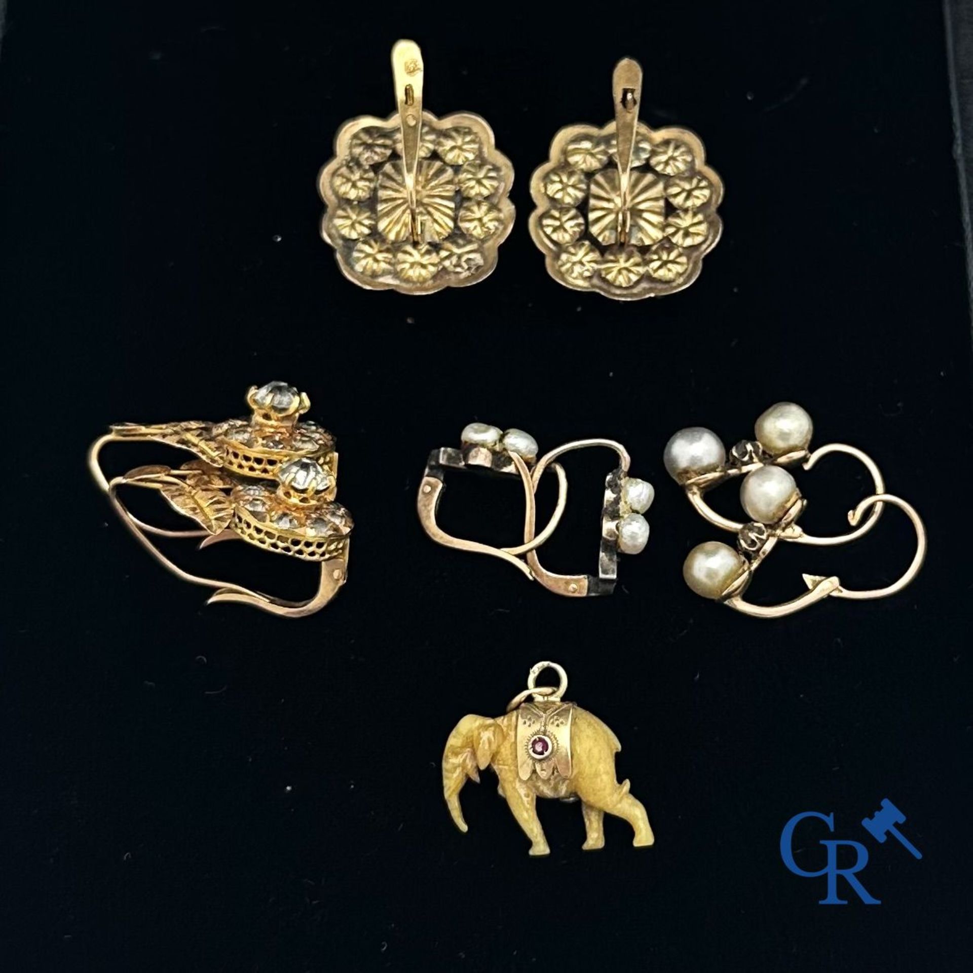 Jewellery: Lot of 2 pairs of earrings 18K, 2 pairs of small earrings 18K and a charm. - Image 2 of 3