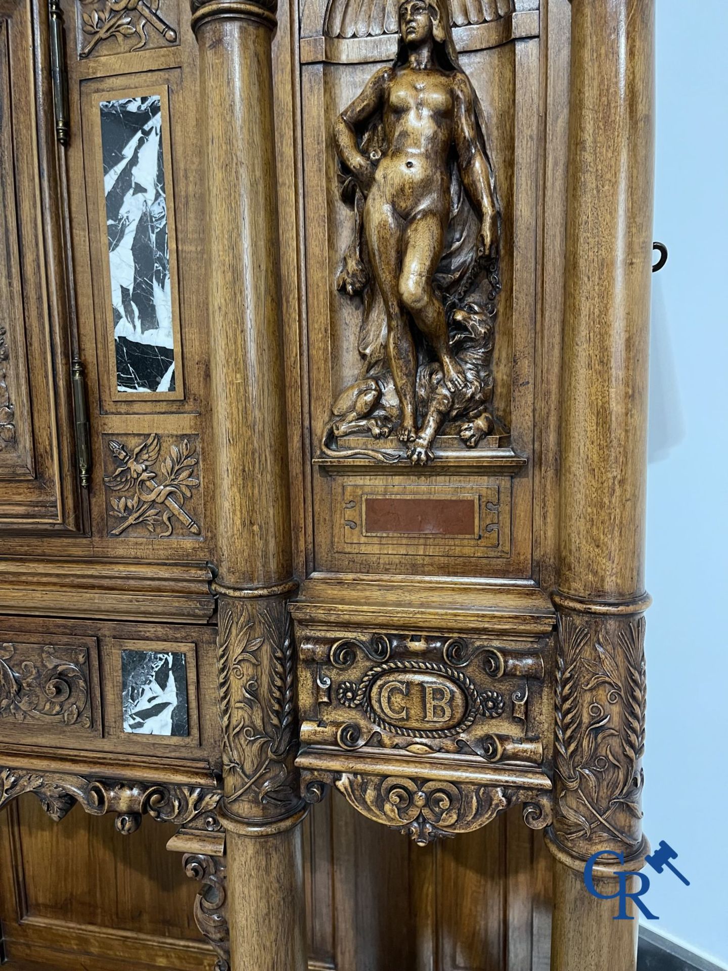 Furniture: A finely carved walnut credence in neo renaissance style with marble inlay. - Image 5 of 21