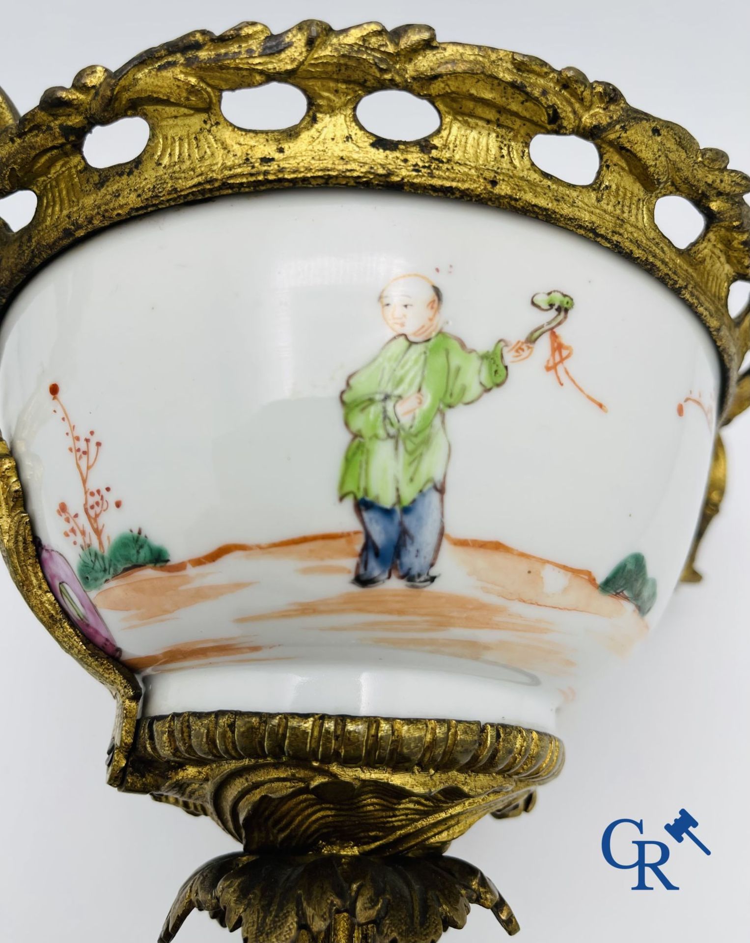 Chinese porcelain: An 18th century gilt-bronze mounted bowl in Chinese export porcelain. - Bild 9 aus 13