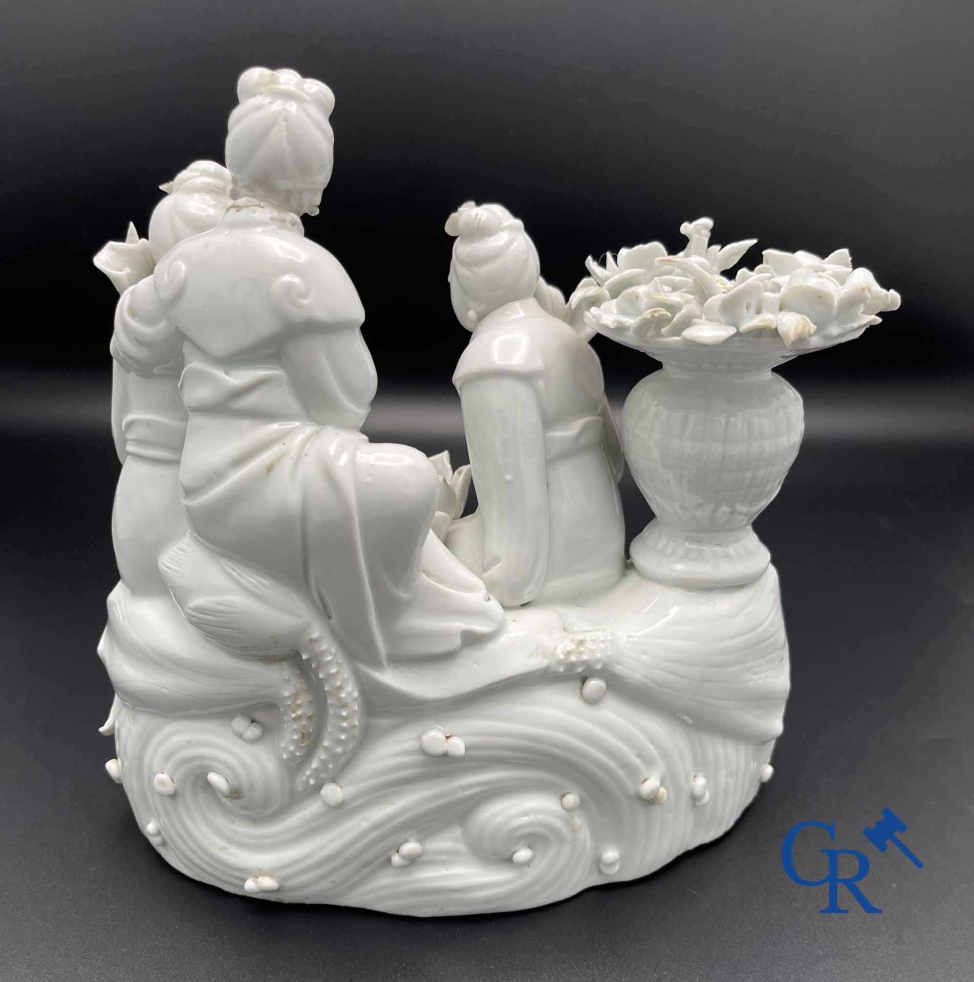 Chinese porcelain: A Buddhist lion and a group in blanc de Chine. - Bild 9 aus 28