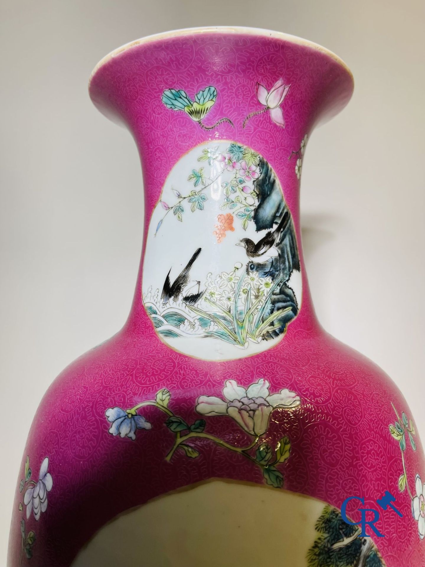 Chinese porcelain: A fine famille rose vase decorated on a red ruby background in sgraffito techniqu - Image 15 of 23