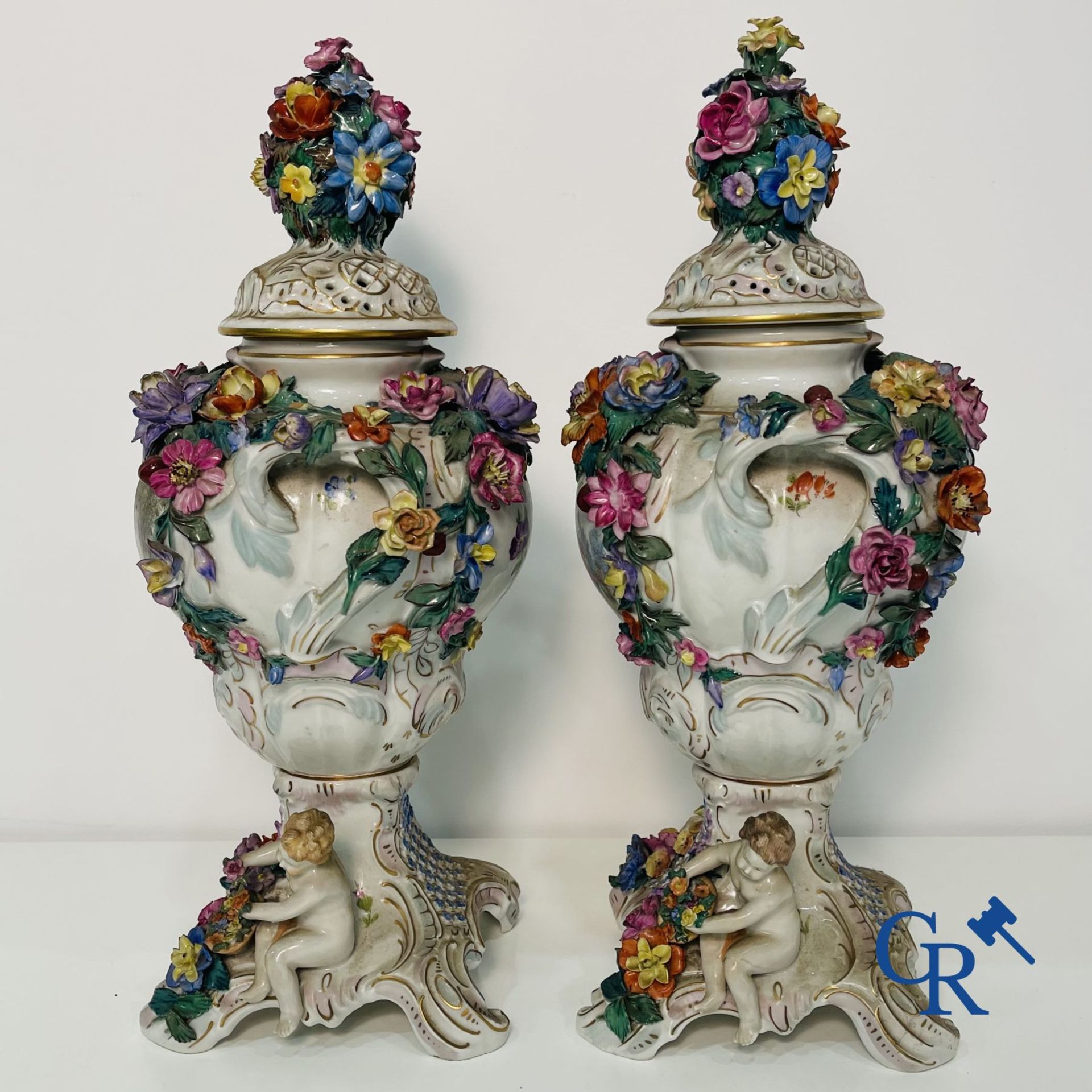Dresden: A pair of openwork porcelain lid vases. - Image 2 of 16