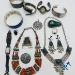 Jewellery-timepieces: Beautiful lot of jewellery and timepieces in silver.