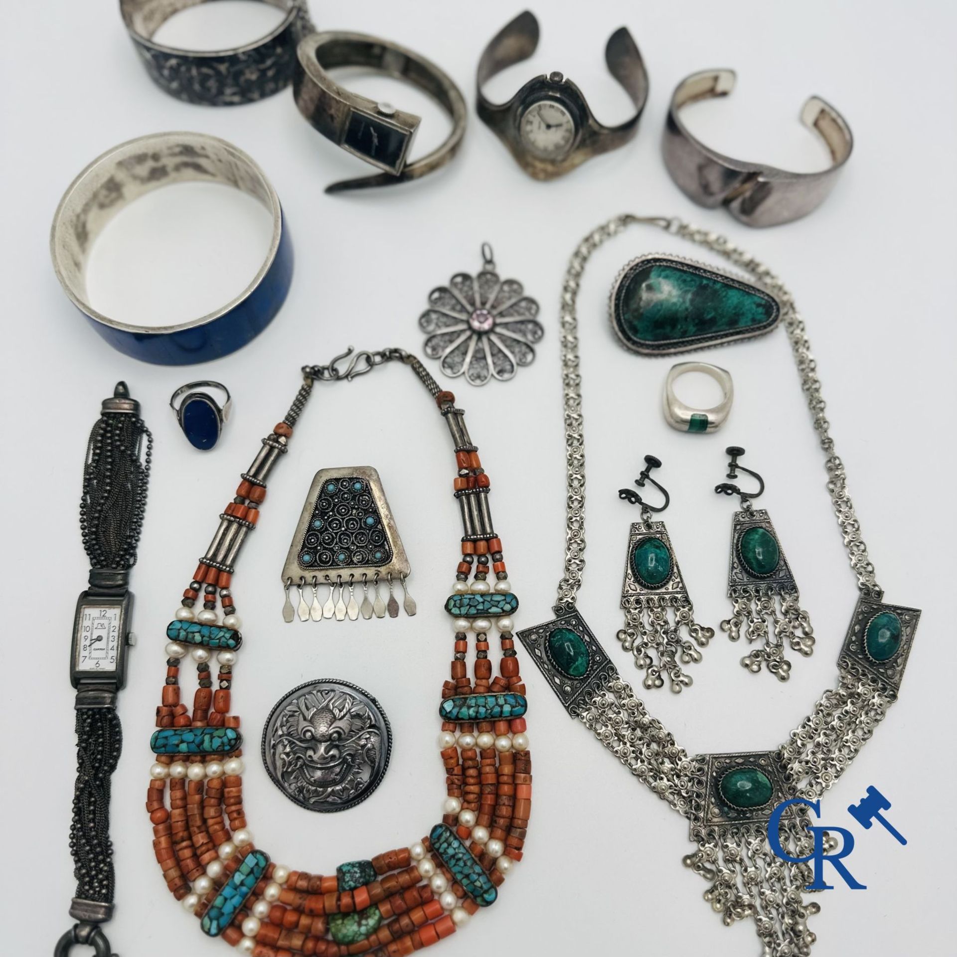 Jewellery-timepieces: Beautiful lot of jewellery and timepieces in silver.