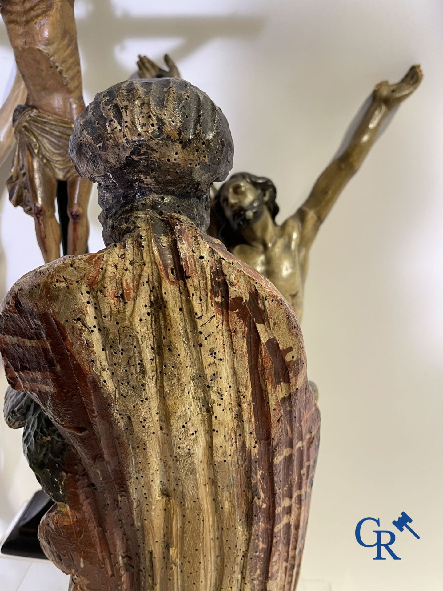 A lot with 18th and 19th century religious wood sculptures. - Image 6 of 6