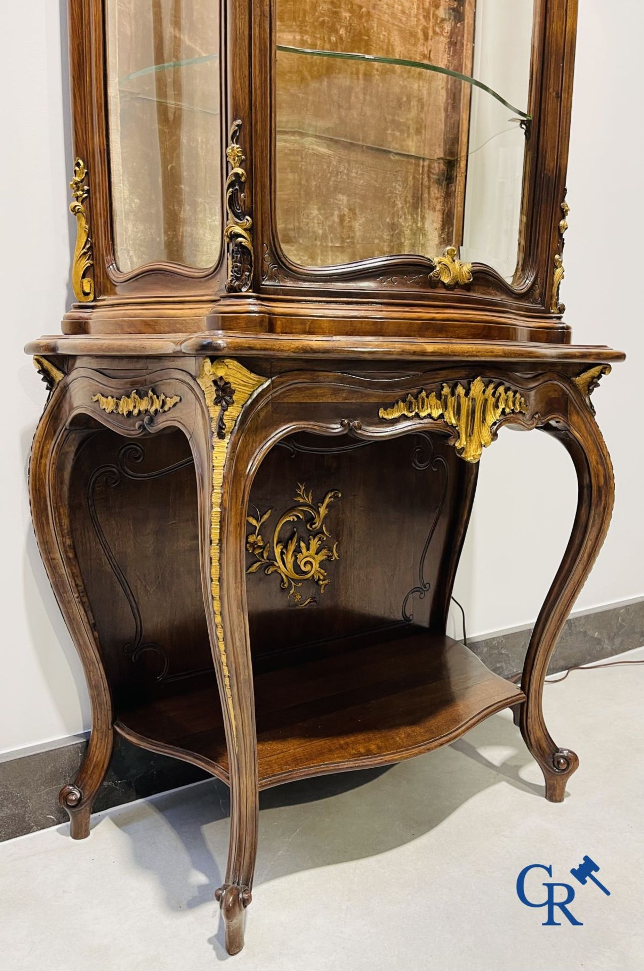 Showcase in walnut. LXV style. around 1900. - Bild 10 aus 16