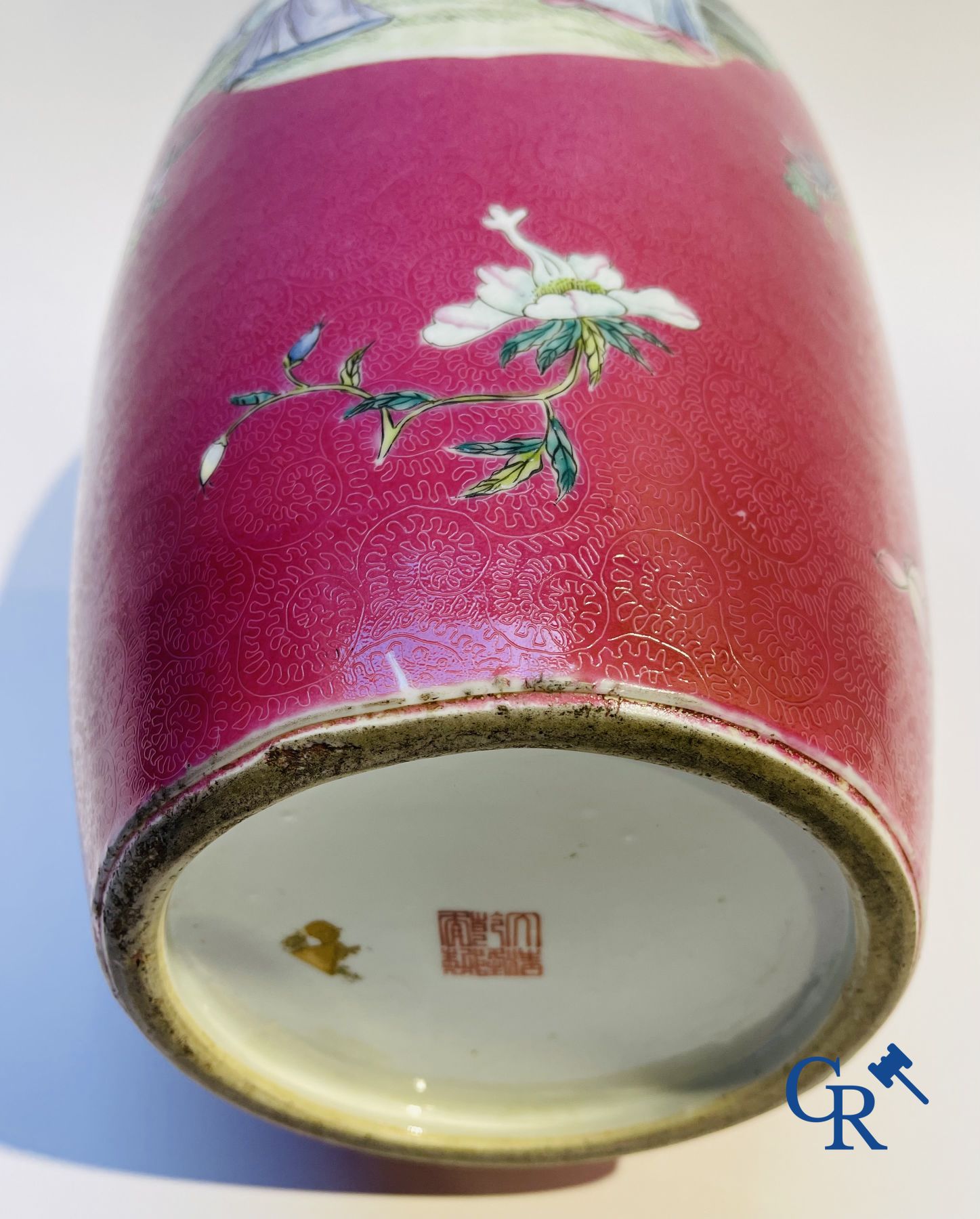 Chinese porcelain: A fine famille rose vase decorated on a red ruby background in sgraffito techniqu - Image 20 of 23