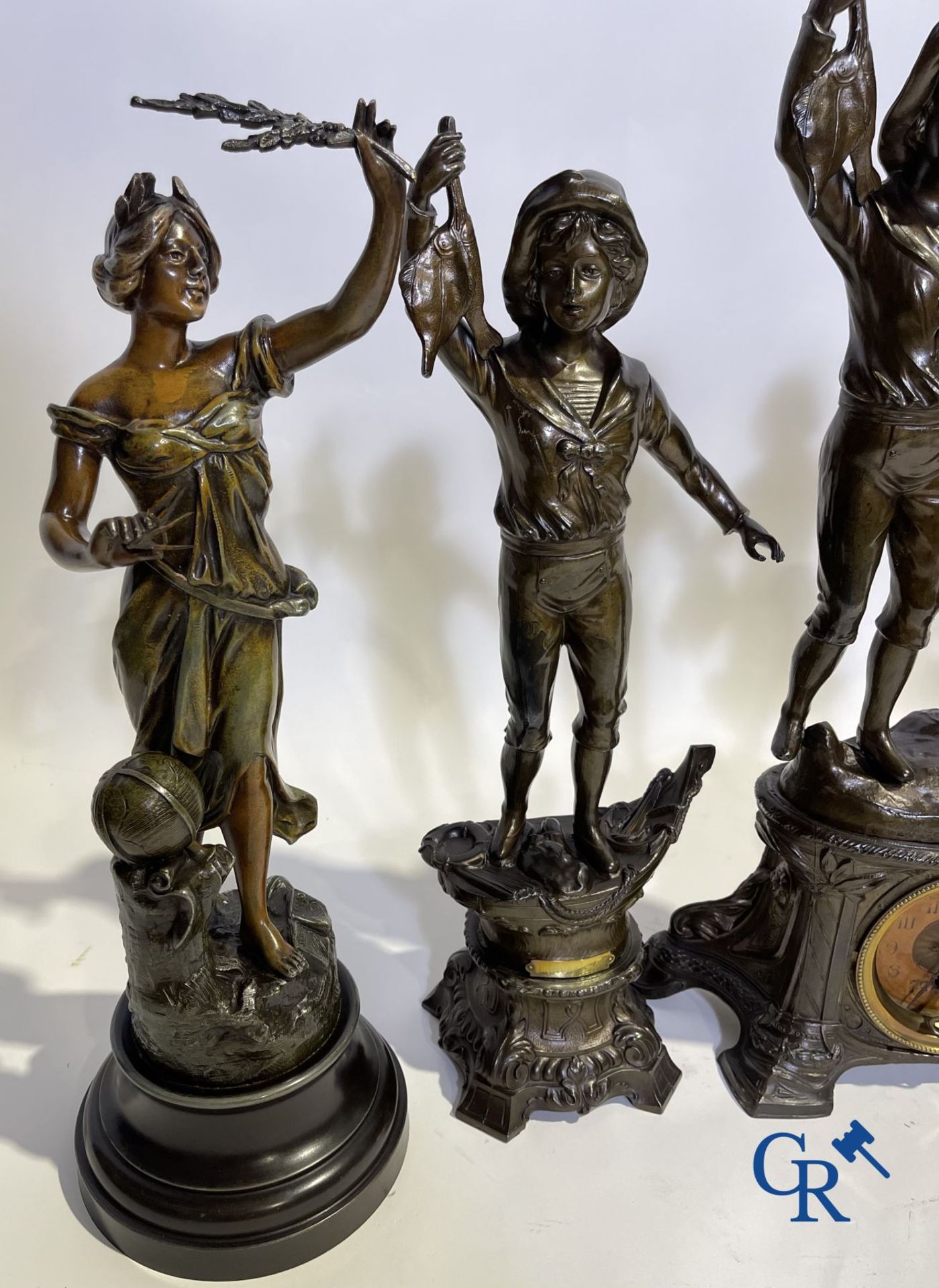 A lot of a Chinese vase, 2 statues and a fireplace set in spelter. - Bild 7 aus 7
