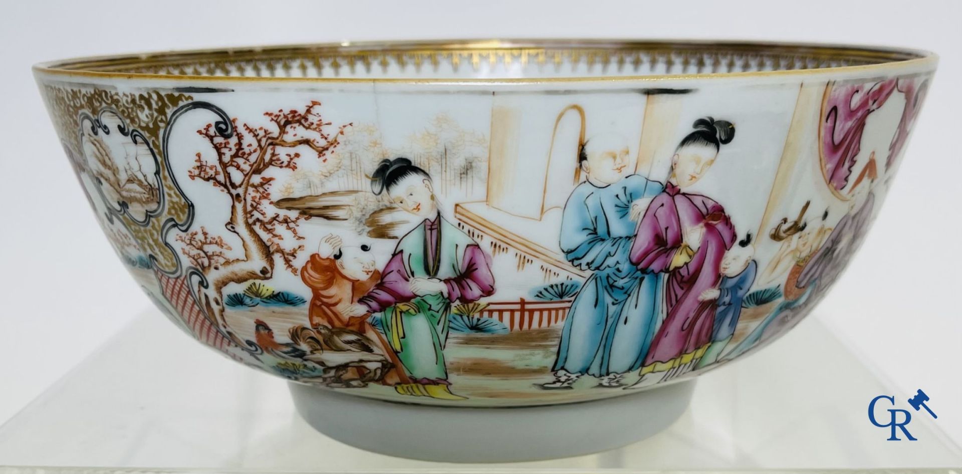 A large Chinese famille rose mandarin bowl, a famille rose cup and saucer and a figurine in blanc de - Bild 7 aus 25