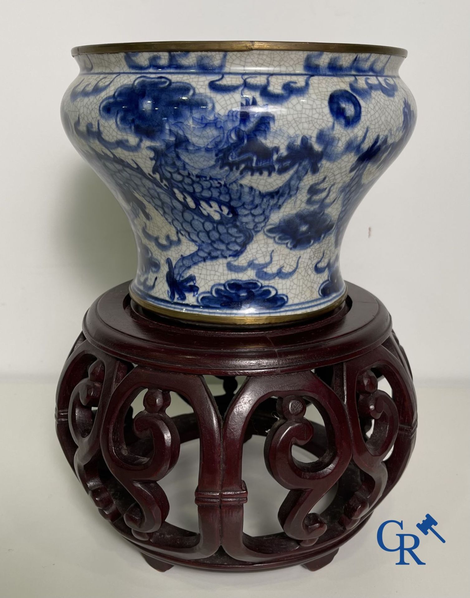 Asian art: A lot with various objects in Chinese porcelain, bronze , red lacquer and rock. 19th-20th - Bild 2 aus 18