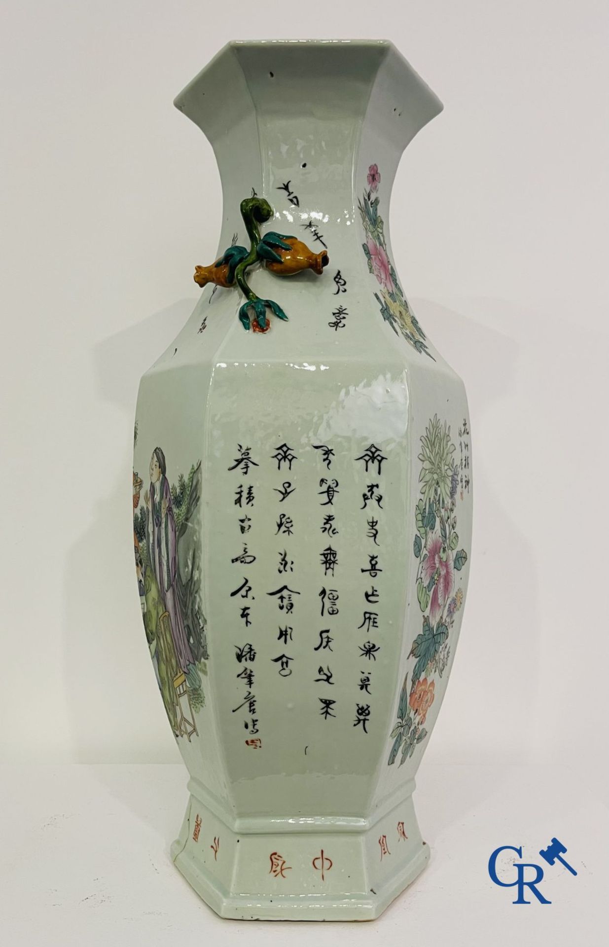 Asian Art: Chinese porcelain. A hexagonal Chinese Famille rose vase with sages and scholars. 19/20th - Image 14 of 22