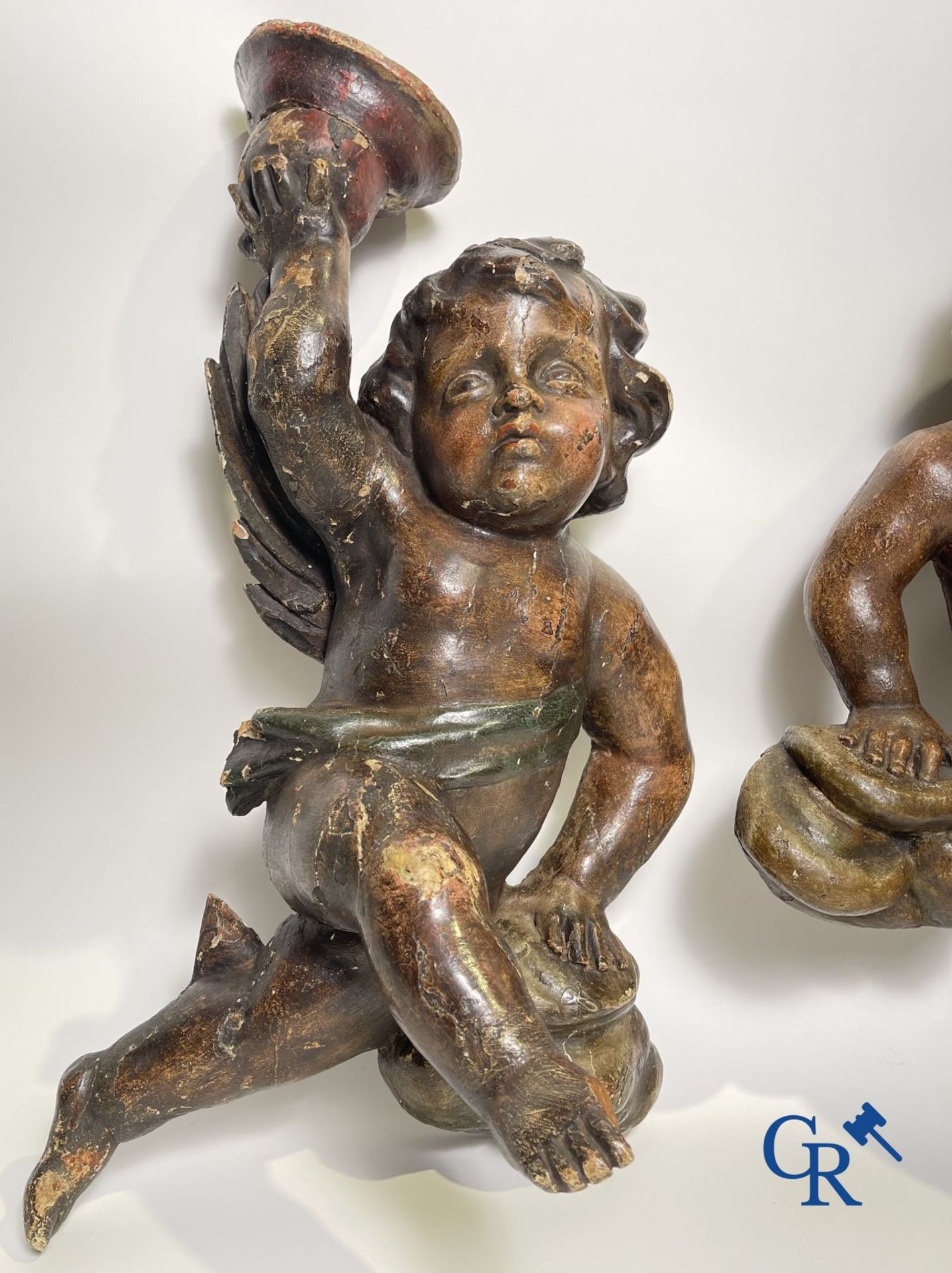 Wooden sculptures: A pair of wood-carved and polychrome 18th century angels. - Image 13 of 16