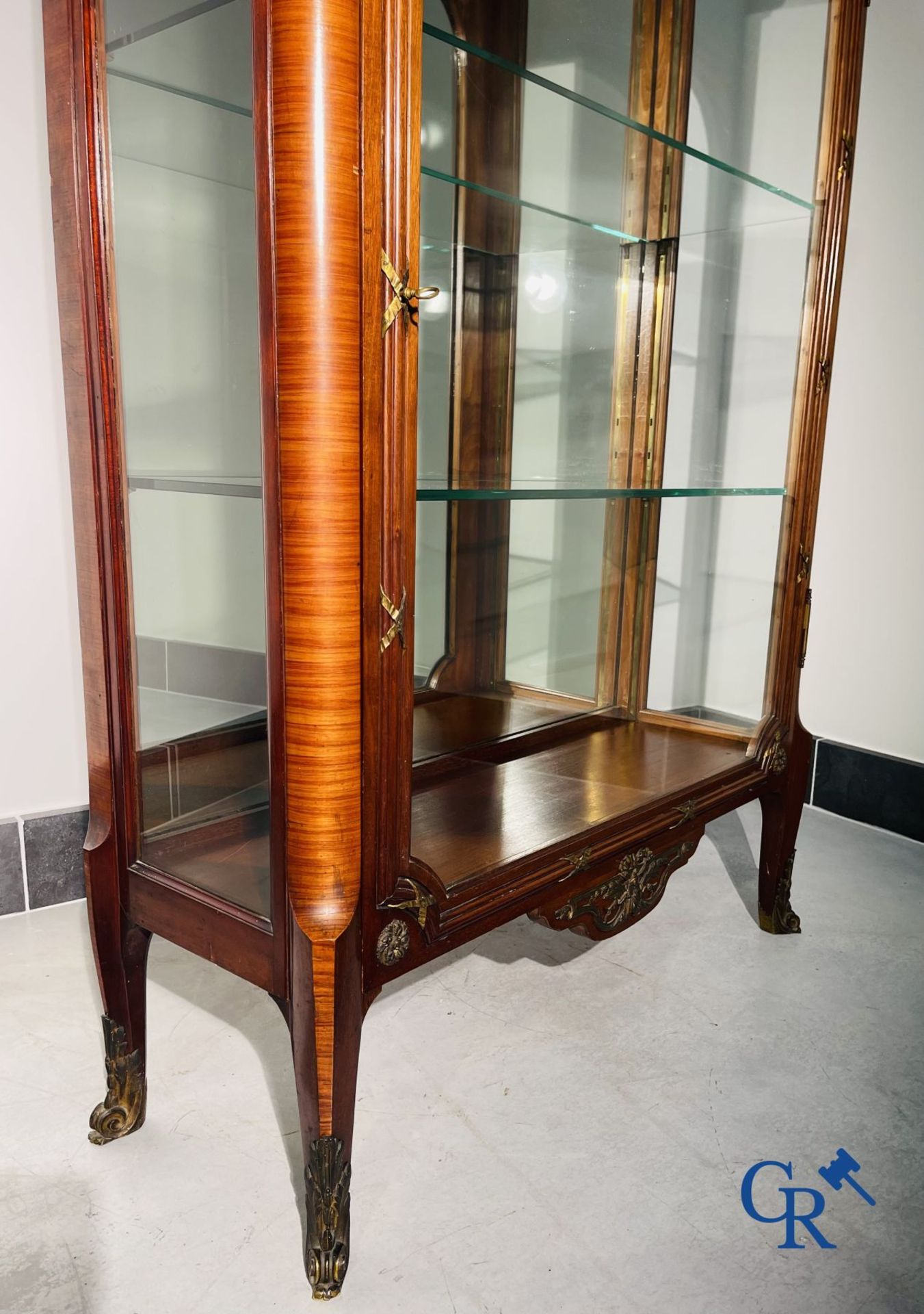 Display cabinet in LXVI style with bronze fittings. period 1900-1920 - Image 4 of 17