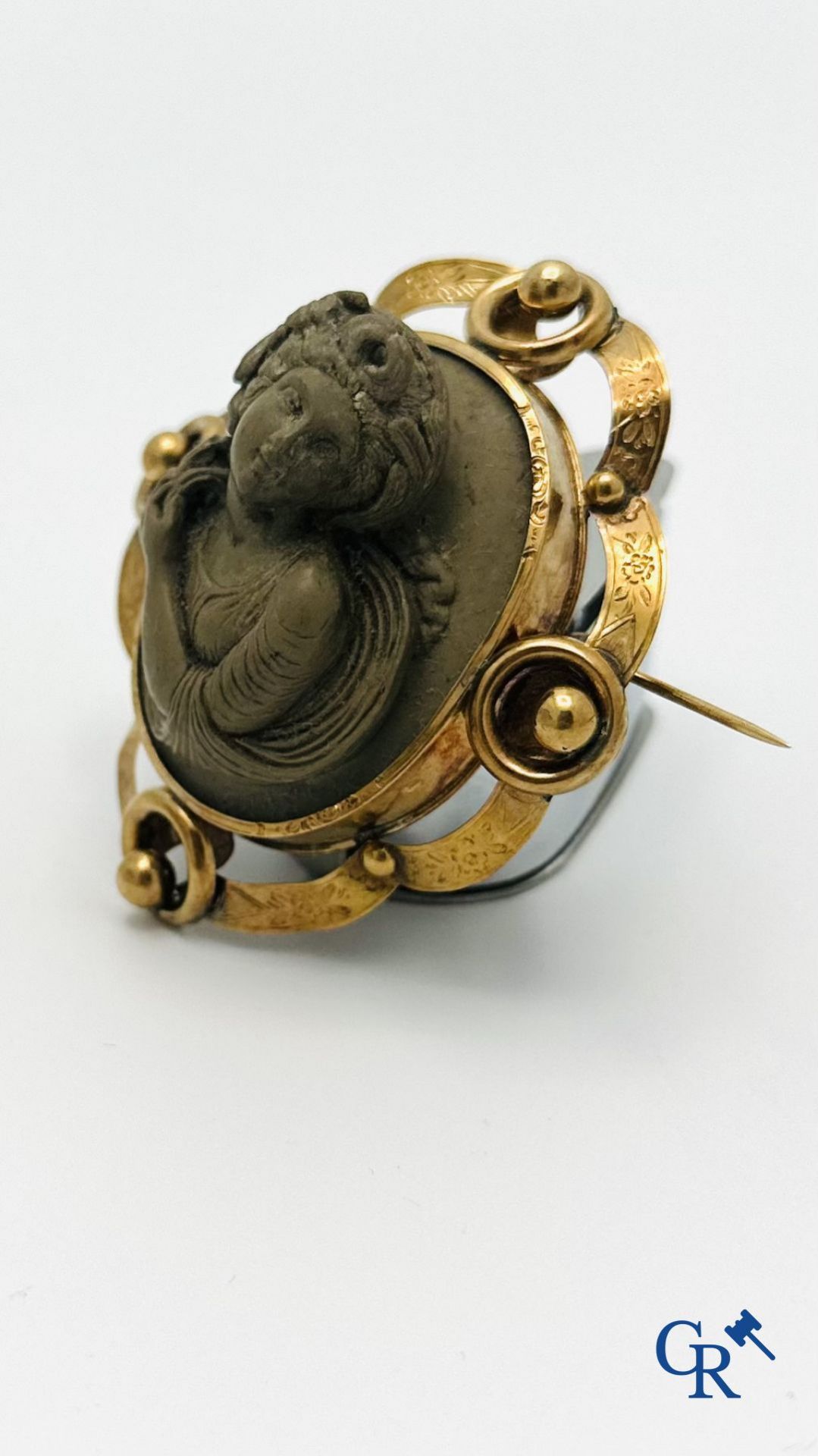 Jewellery: Large gold brooch 18K (750°/00) with a representation of a goddess. (good condition - mar - Image 4 of 6