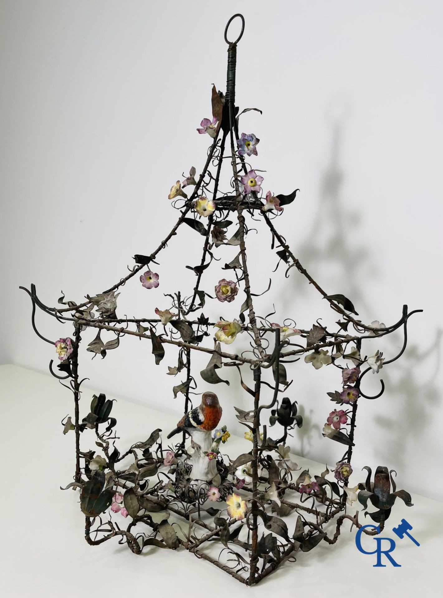 Chandelier with porcelain flowers and a bird in the manner of Meissen or Sèvres. 19th century. - Image 5 of 11