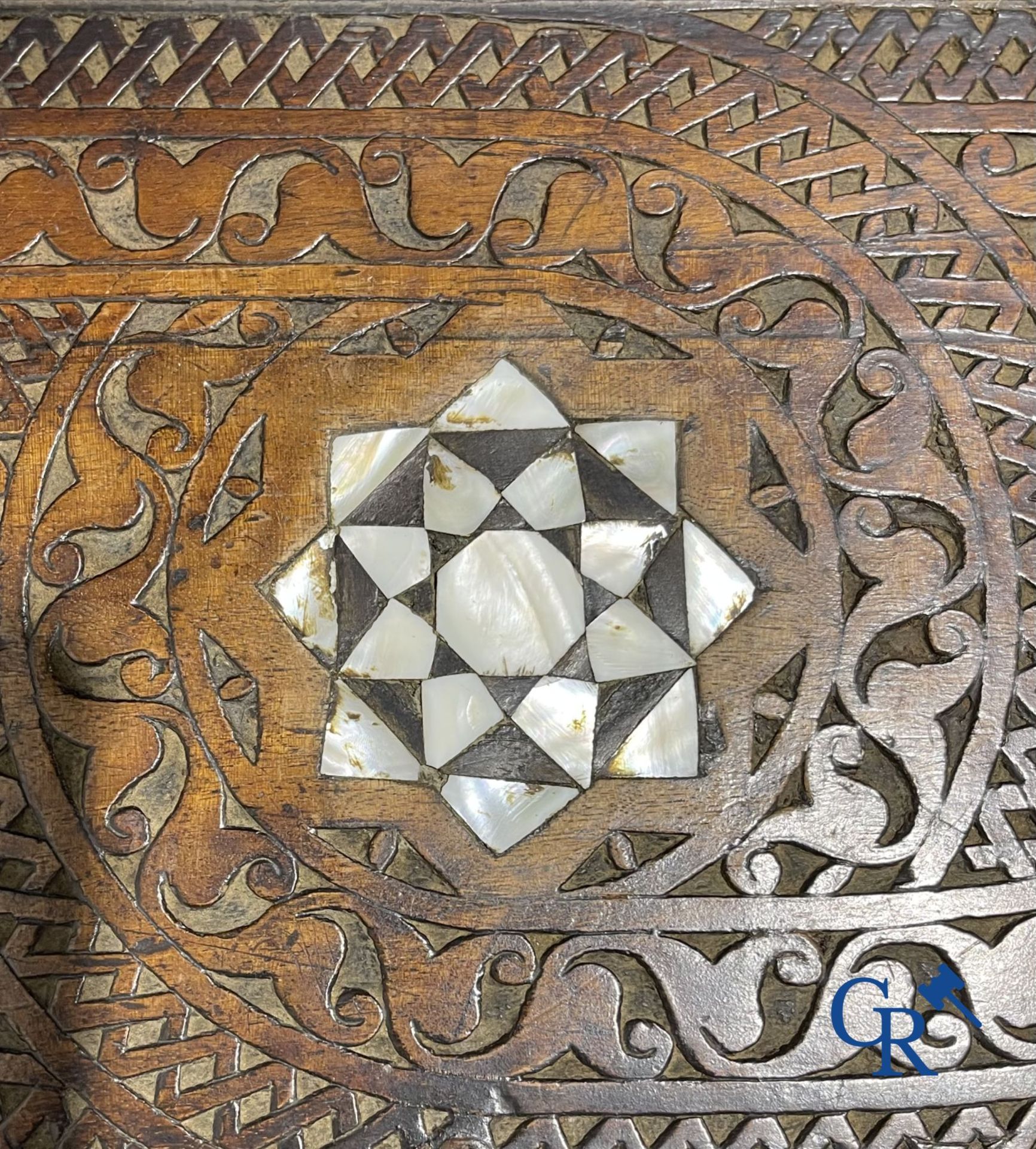 Sculpted furniture with inlays of ebony and mother-of-pearl. Syria, early 19th century. - Bild 19 aus 22