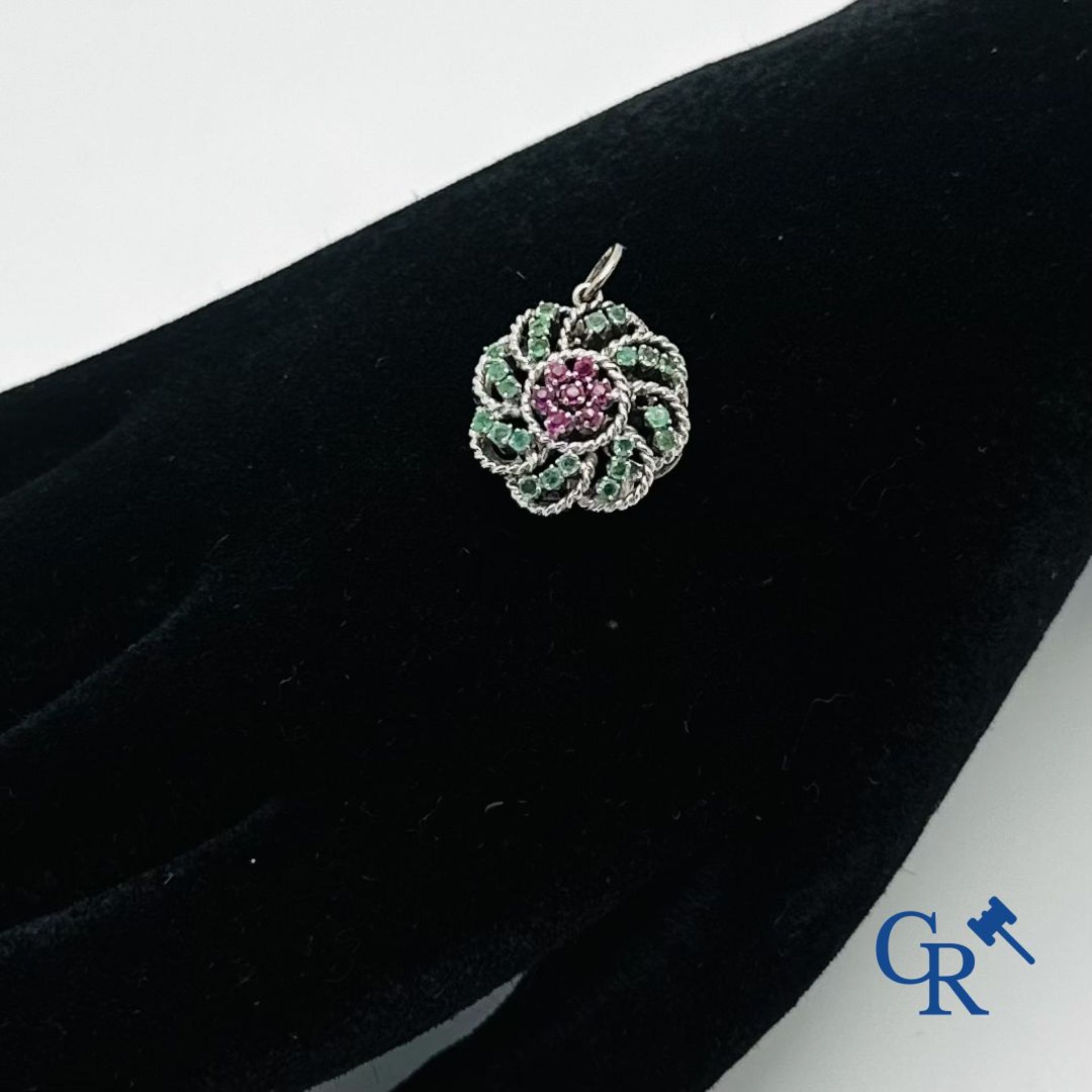 Jewellery: Pendant in white gold 18K (750°/00) set with ruby and emerald. - Image 2 of 3