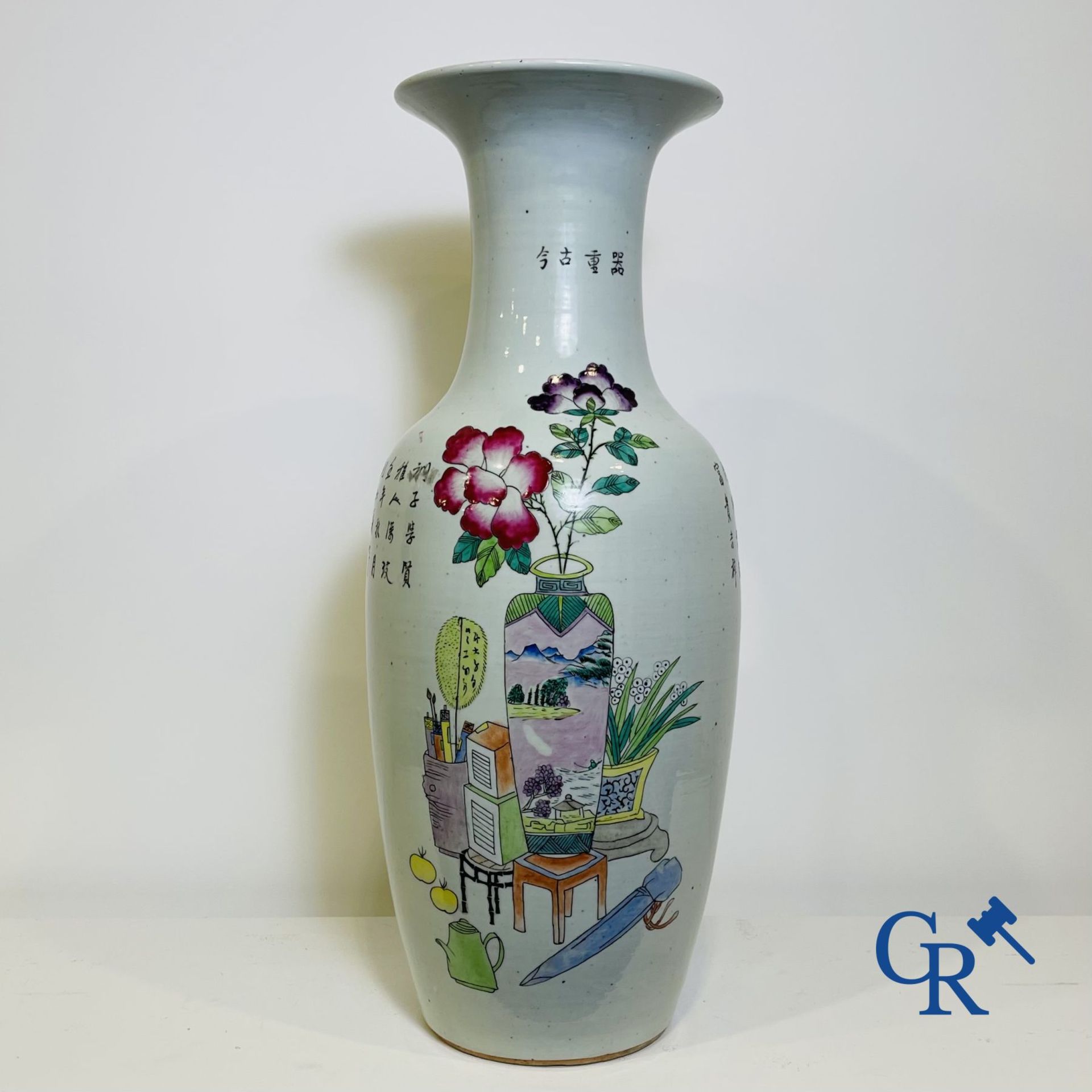 Chinese Porcelain: Chinese vase with a double decor of characters and antiques. - Bild 17 aus 17