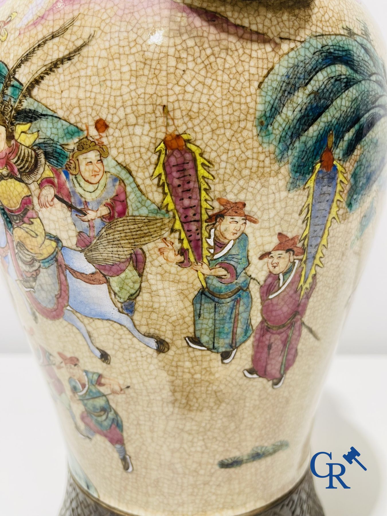 Asian art: A Chinese Nanking famille rose crackle vase with warrior decor. 19th century. - Image 8 of 13