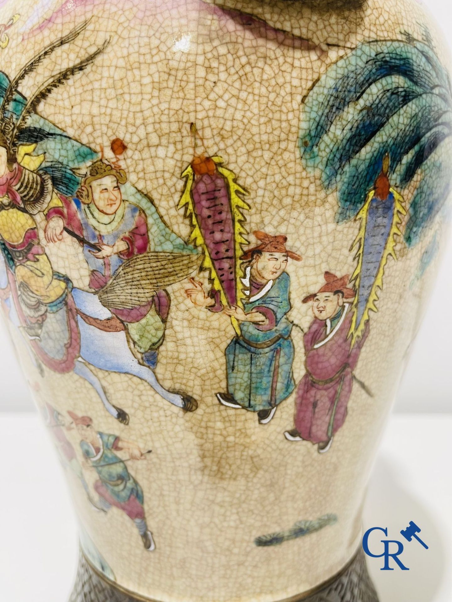 Asian art: A Chinese Nanking famille rose crackle vase with warrior decor. 19th century. - Bild 8 aus 13