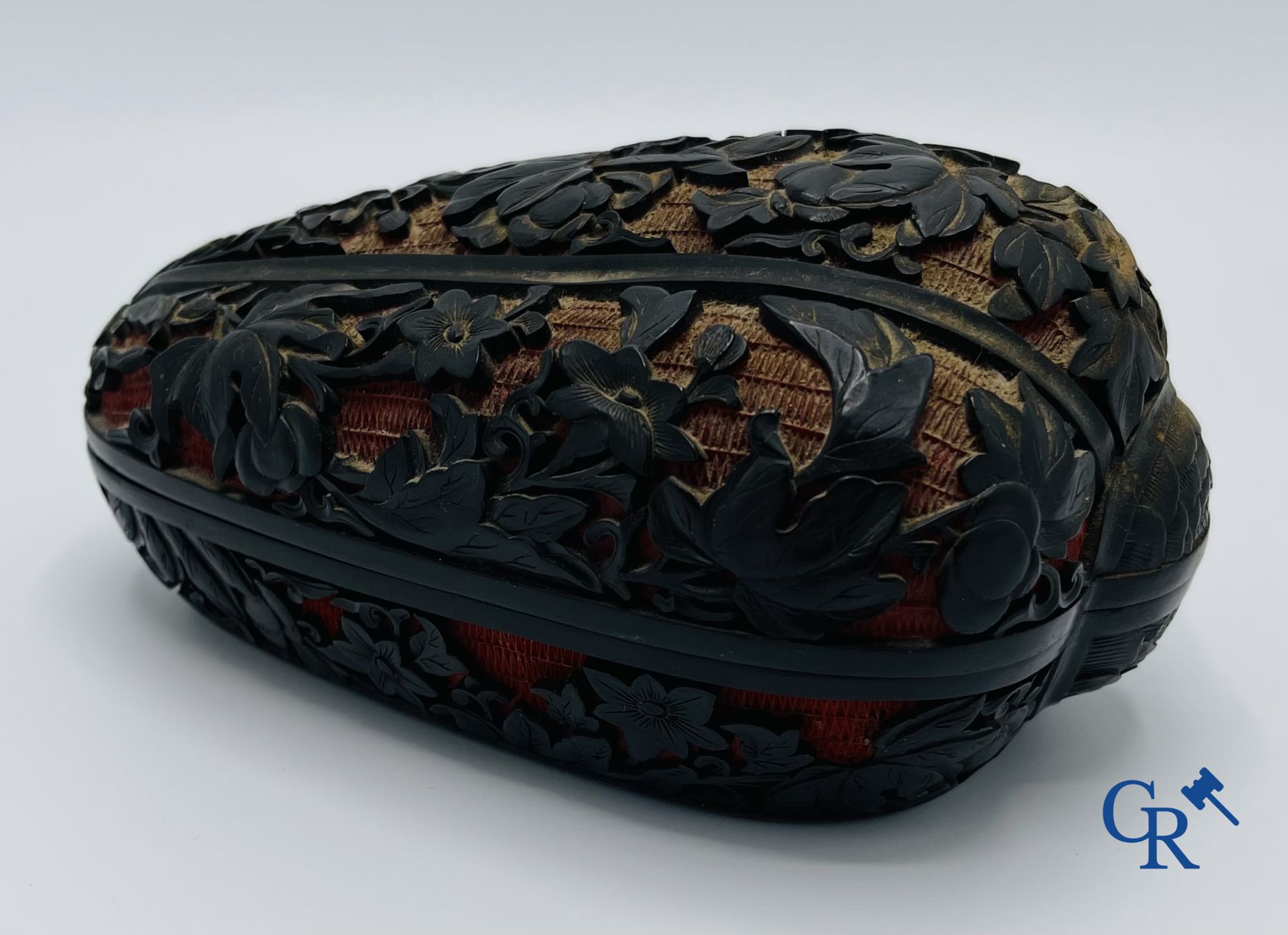 Asian Art: A finely carved Chinese lid box in black lacquer on a red background. - Image 5 of 12