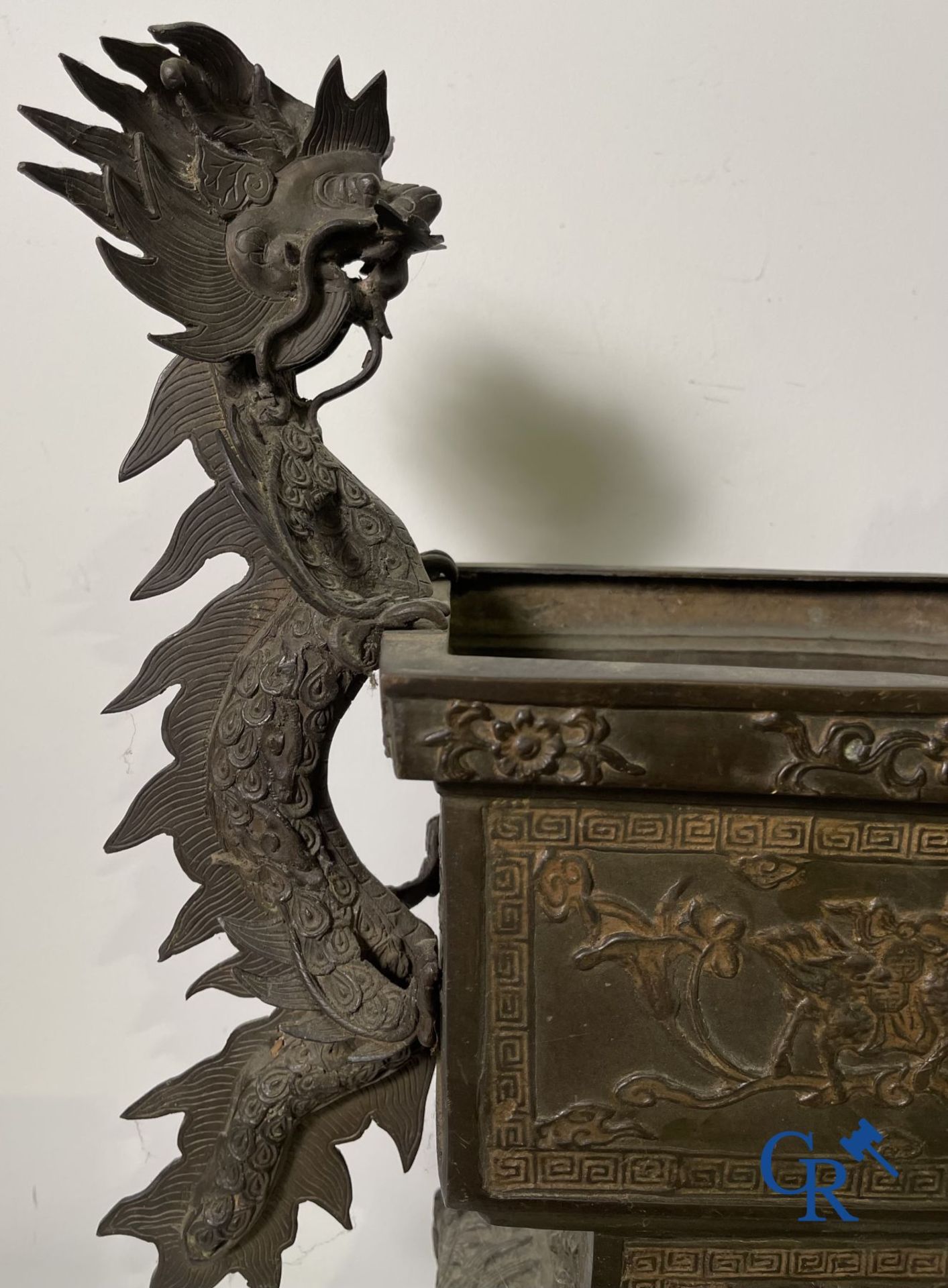 Asian Art: An imposing Chinese bronze jardiniere. - Image 4 of 14