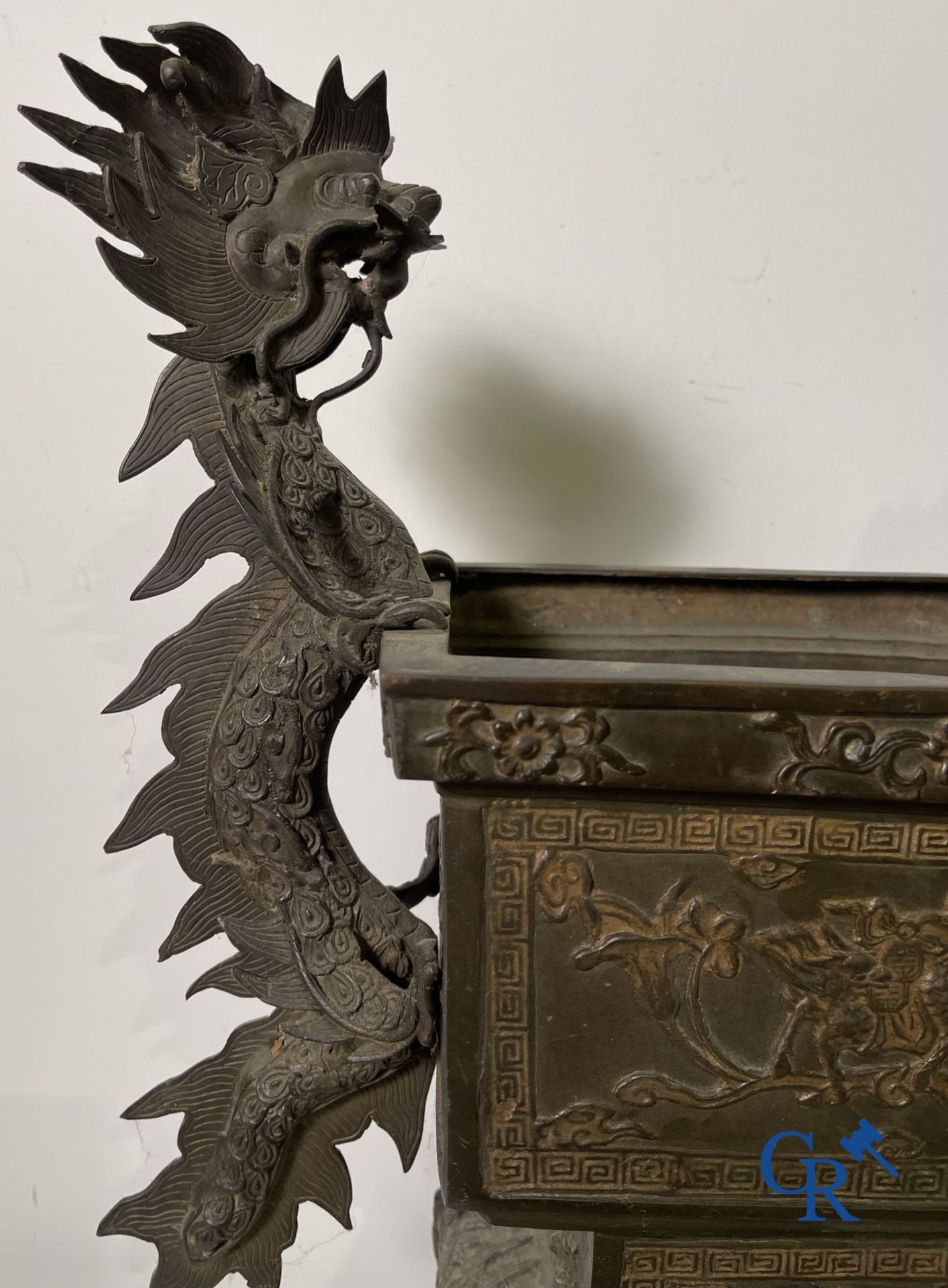 Asian Art: An imposing Chinese bronze jardiniere. - Bild 4 aus 14