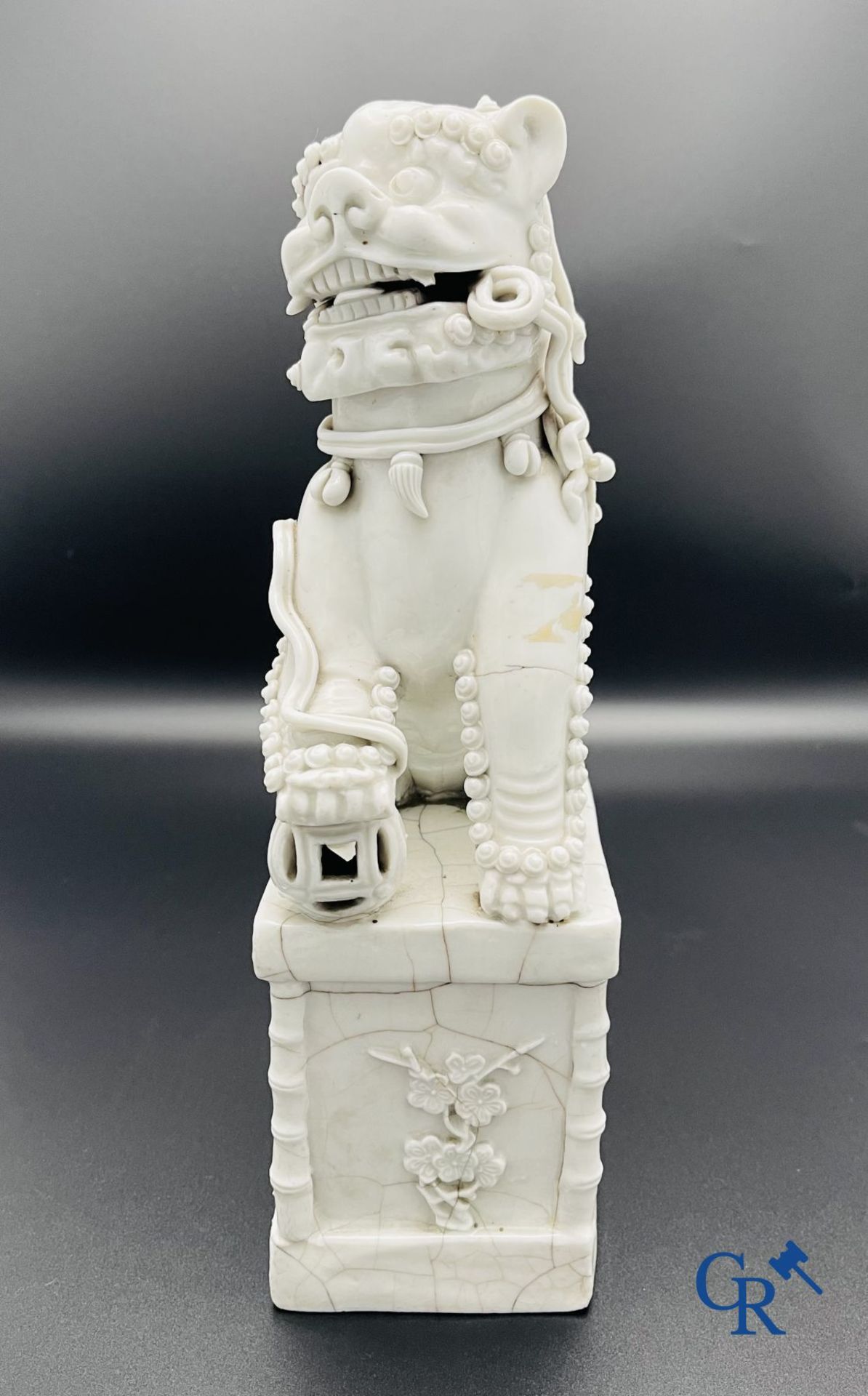Chinese porcelain: A Buddhist lion and a group in blanc de Chine. - Bild 17 aus 28